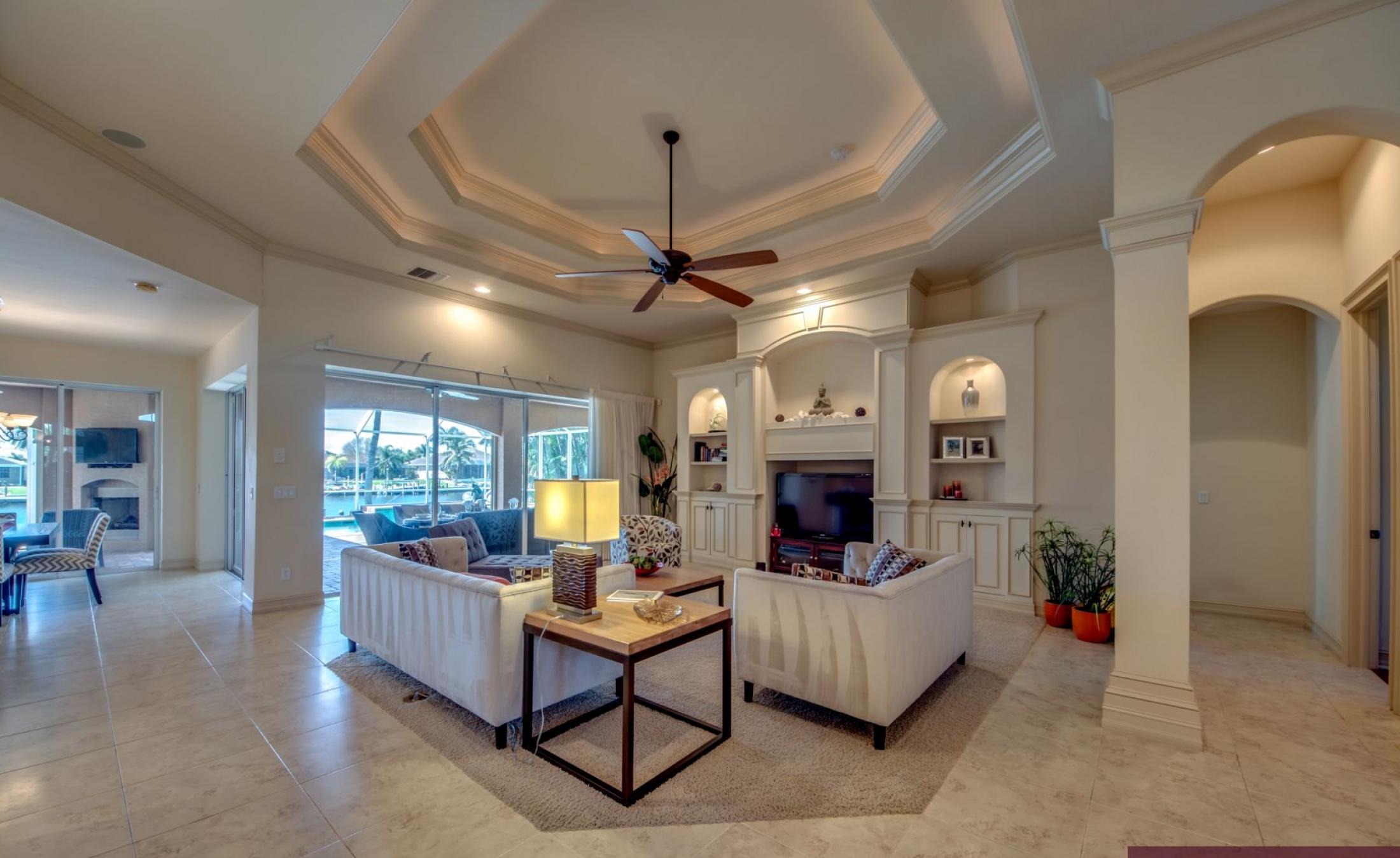 Terrasse mit beheiztem Pool und Spa am Kanal, mit Bootsdock.