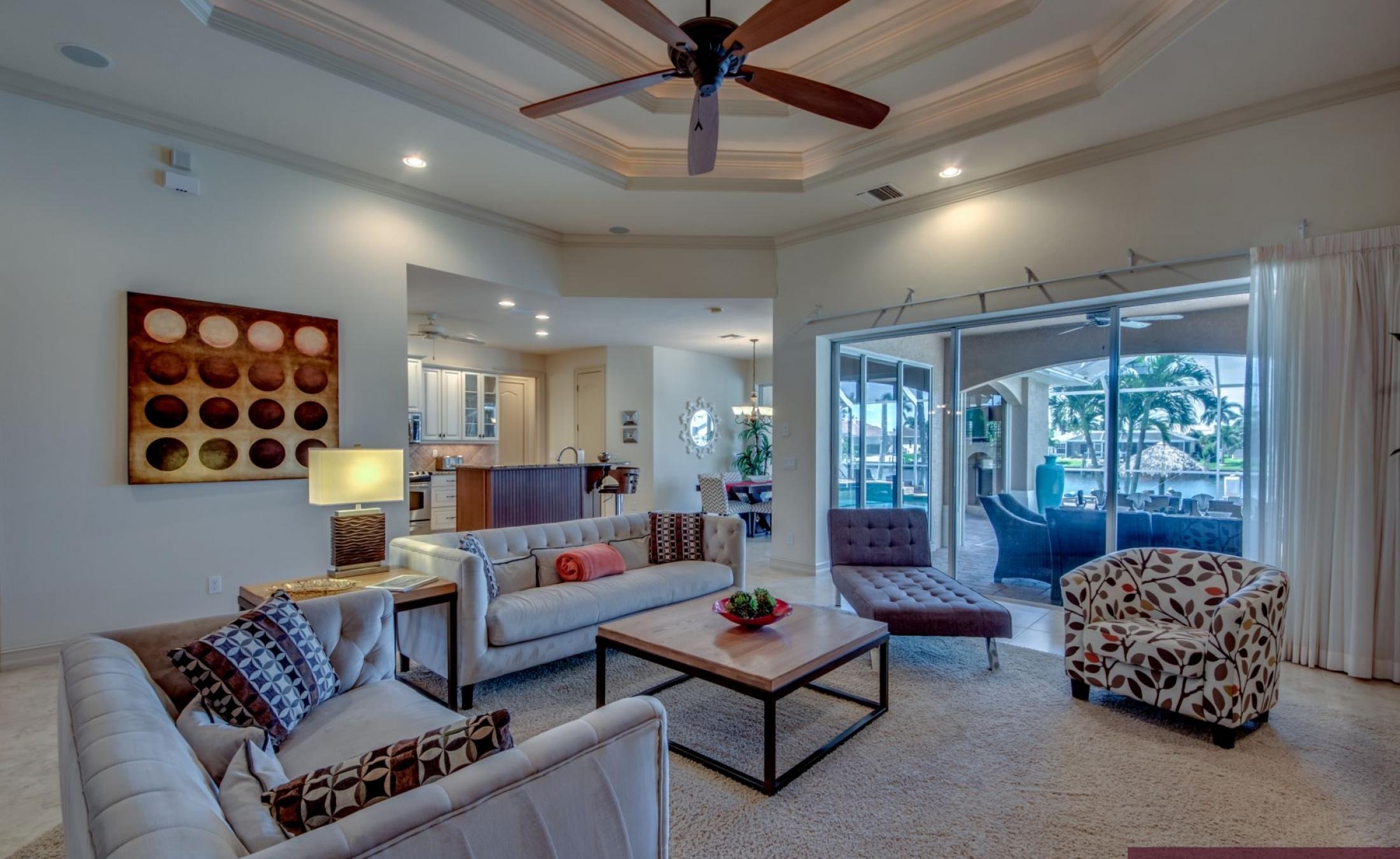 Sonnenterrasse mit beheiztem Pool und Spa am Kanal, mit privatem Bootsdock.