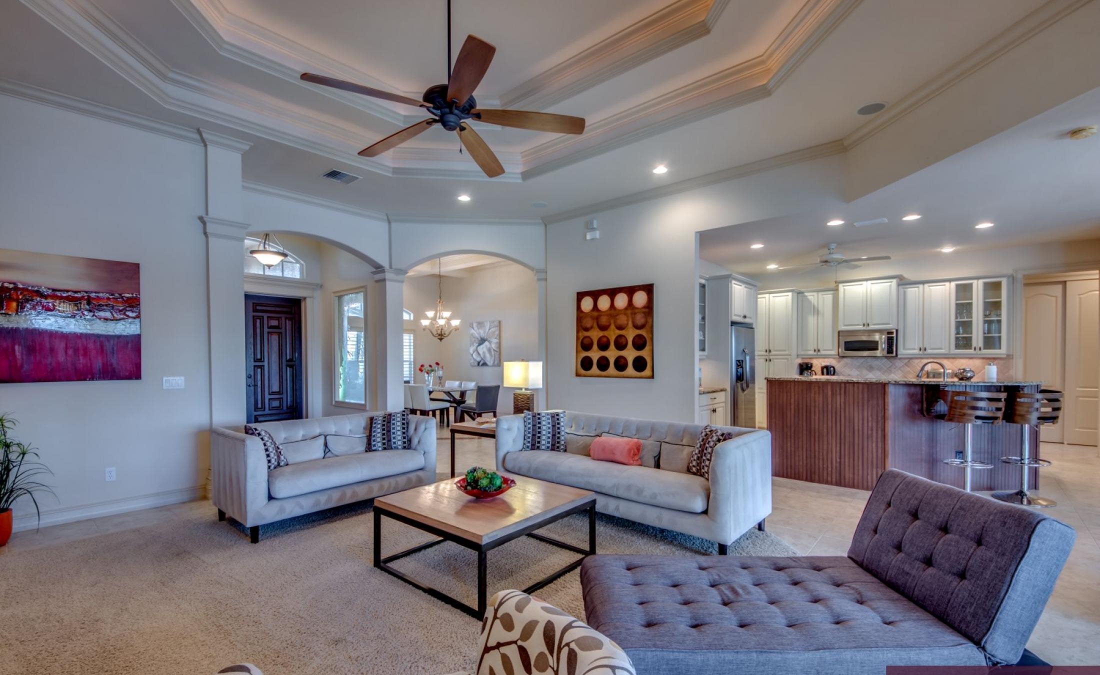 Terrasse mit beheiztem Pool und Spa am Kanal, mit Dock.