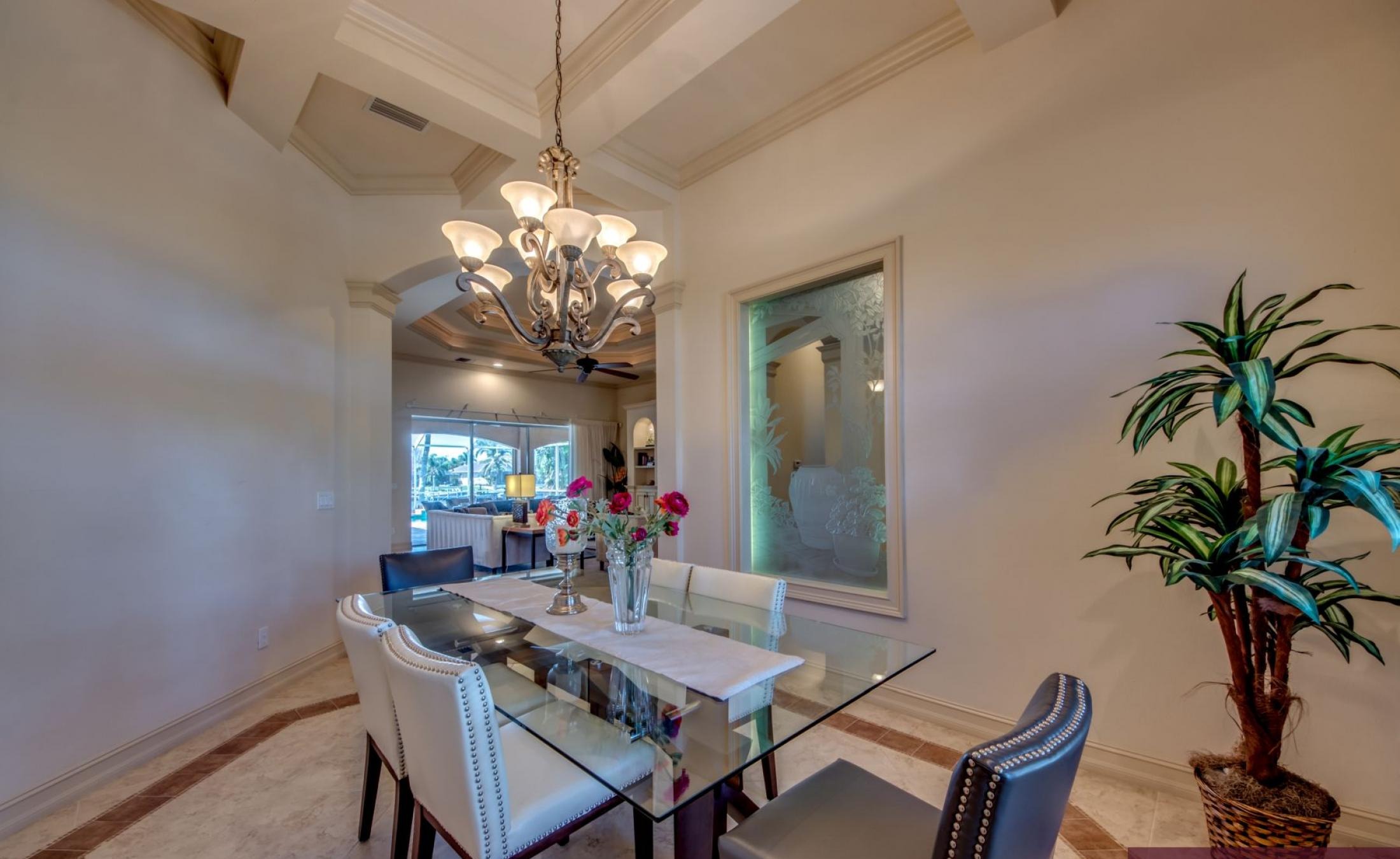 Terrasse mit beheiztem Pool und Spa am Kanal, mit Bootsdock.