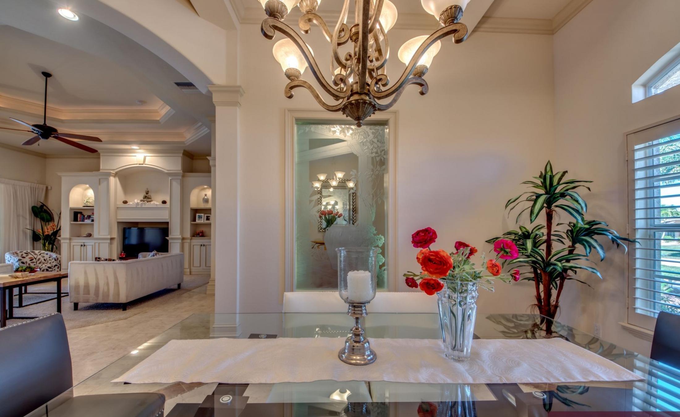 Moderne Villa am Kanal mit beheiztem Pool, Spa und privatem Bootsdock.