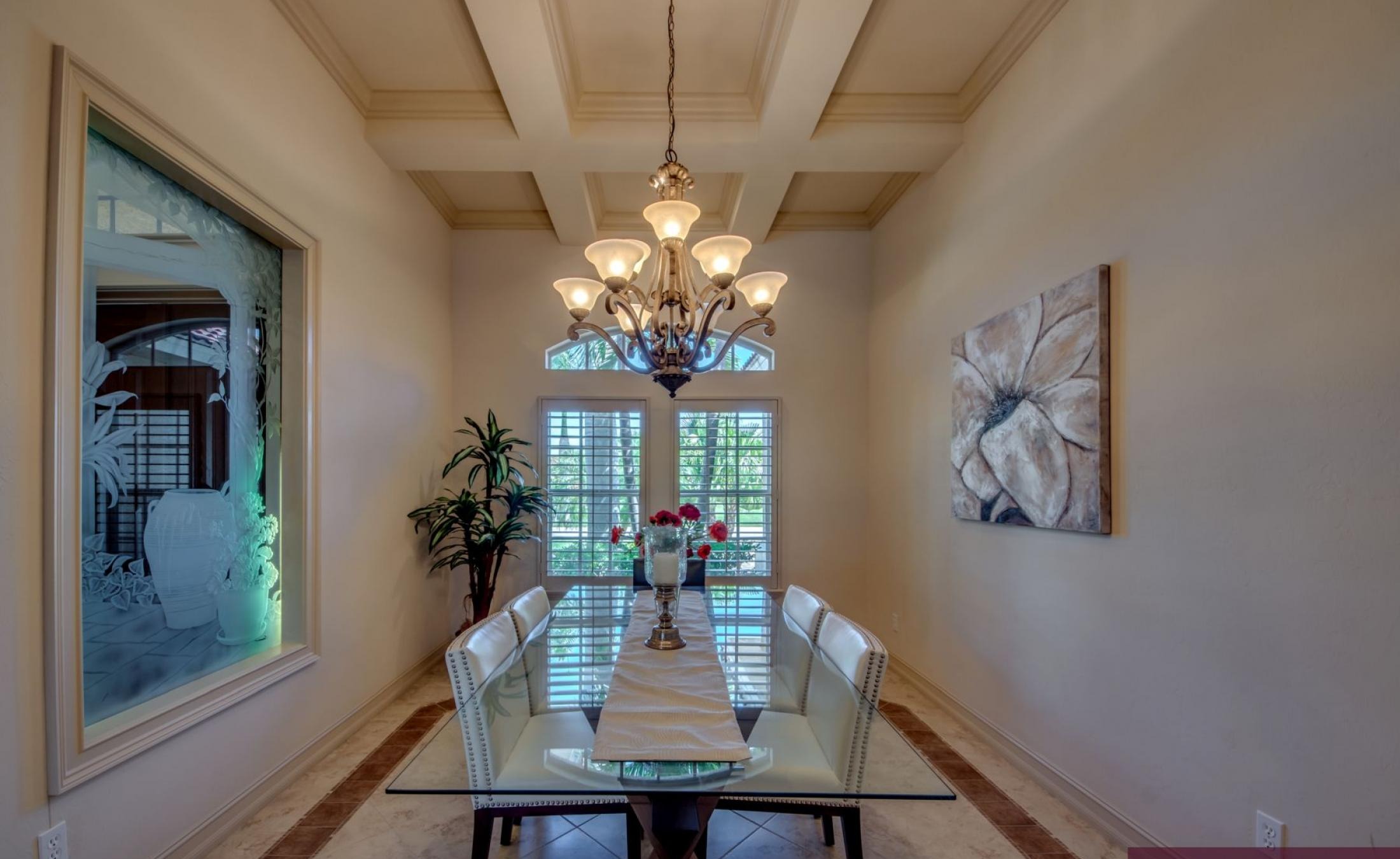 Moderne Villa am Kanal mit beheiztem Pool, Spa und privatem Bootsdock.