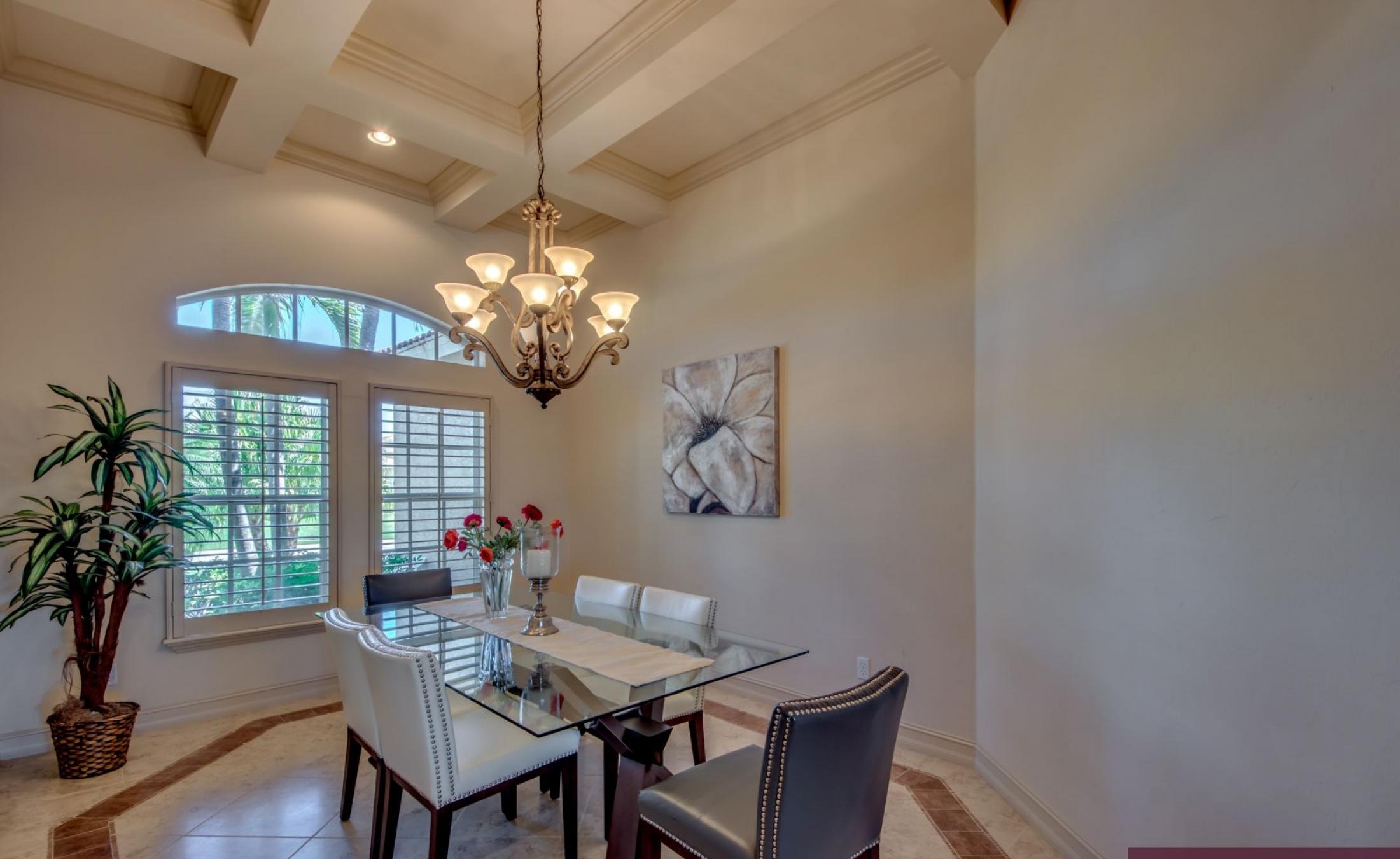 Moderne Villa am Kanal mit beheiztem Pool, Spa und privatem Bootsdock.