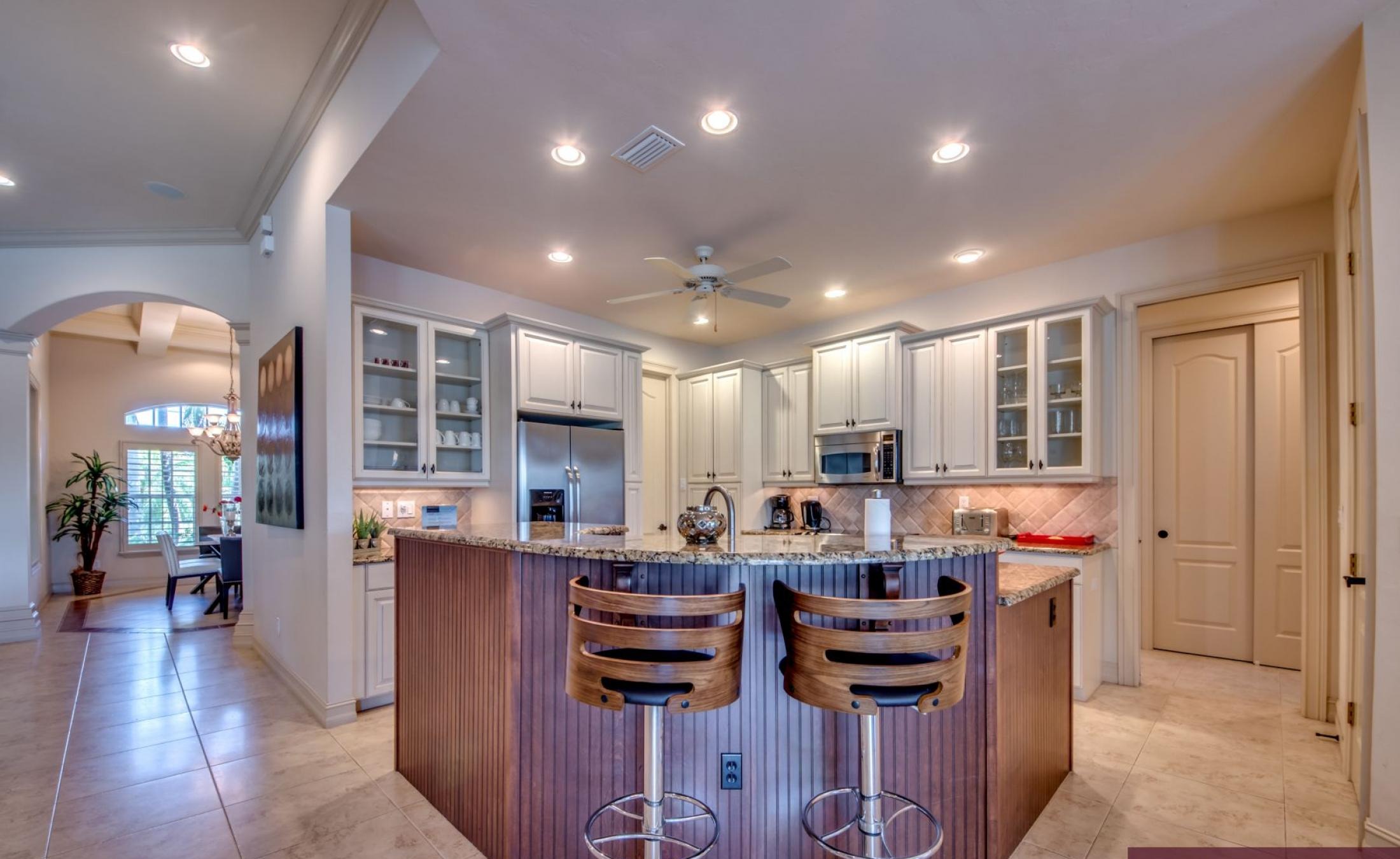 Beheizter Pool mit Spa und Terrasse am Kanal mit Bootsdock.