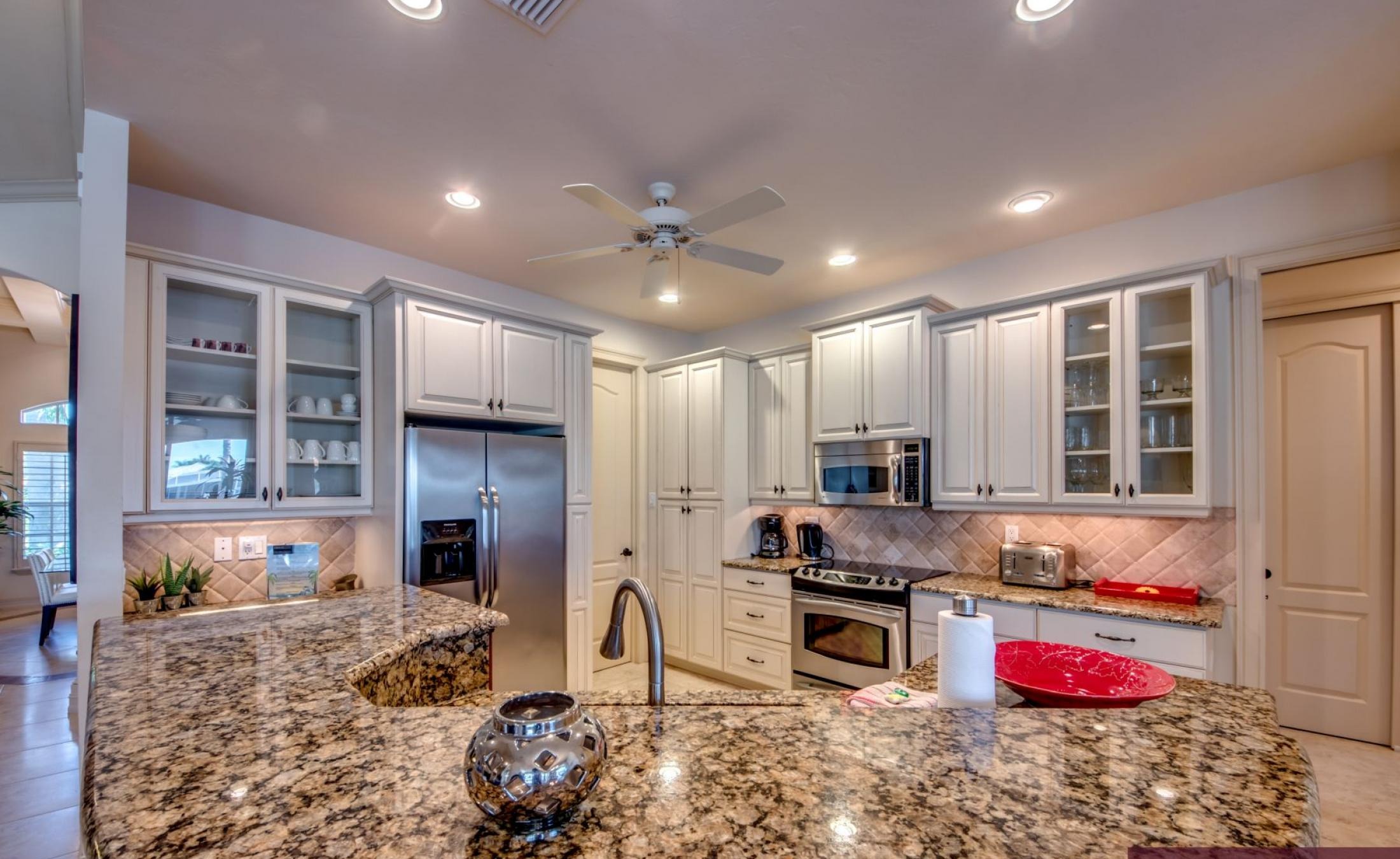 Beheizter Pool mit Spa und Sonnenterrasse am Kanal mit privatem Bootsdock.