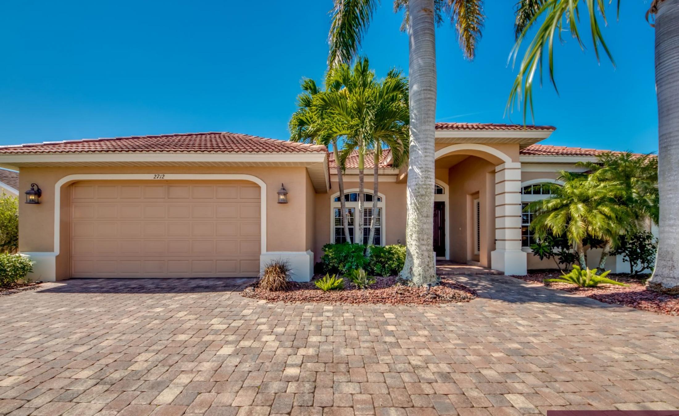 Moderne Villa am Kanal mit beheiztem Pool, Spa und privatem Dock.