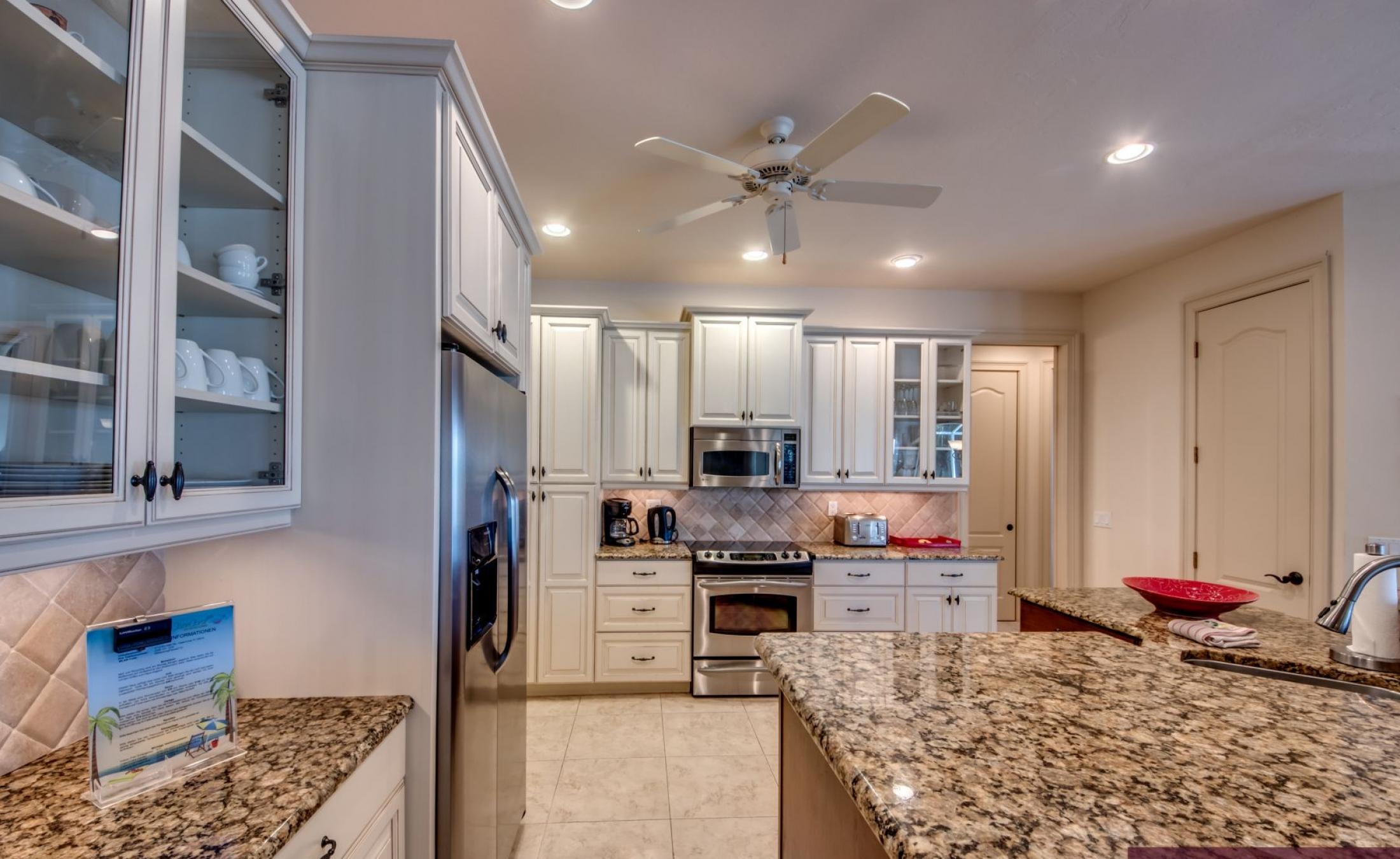 Moderne Villa am Kanal mit beheiztem Pool, Spa und privatem Bootsdock.