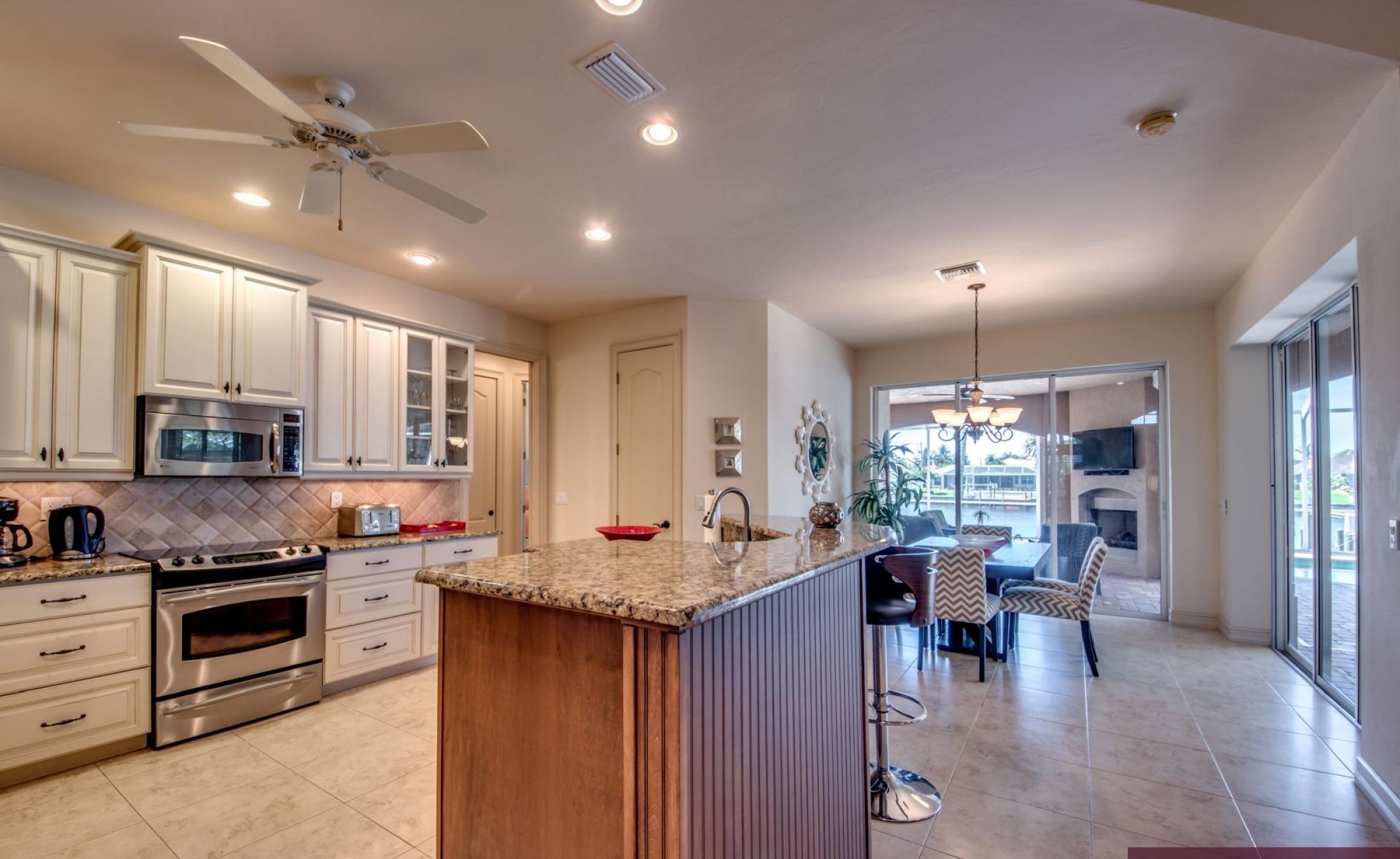 Moderne Villa am Kanal mit beheiztem Pool, Spa und privatem Bootsdock.