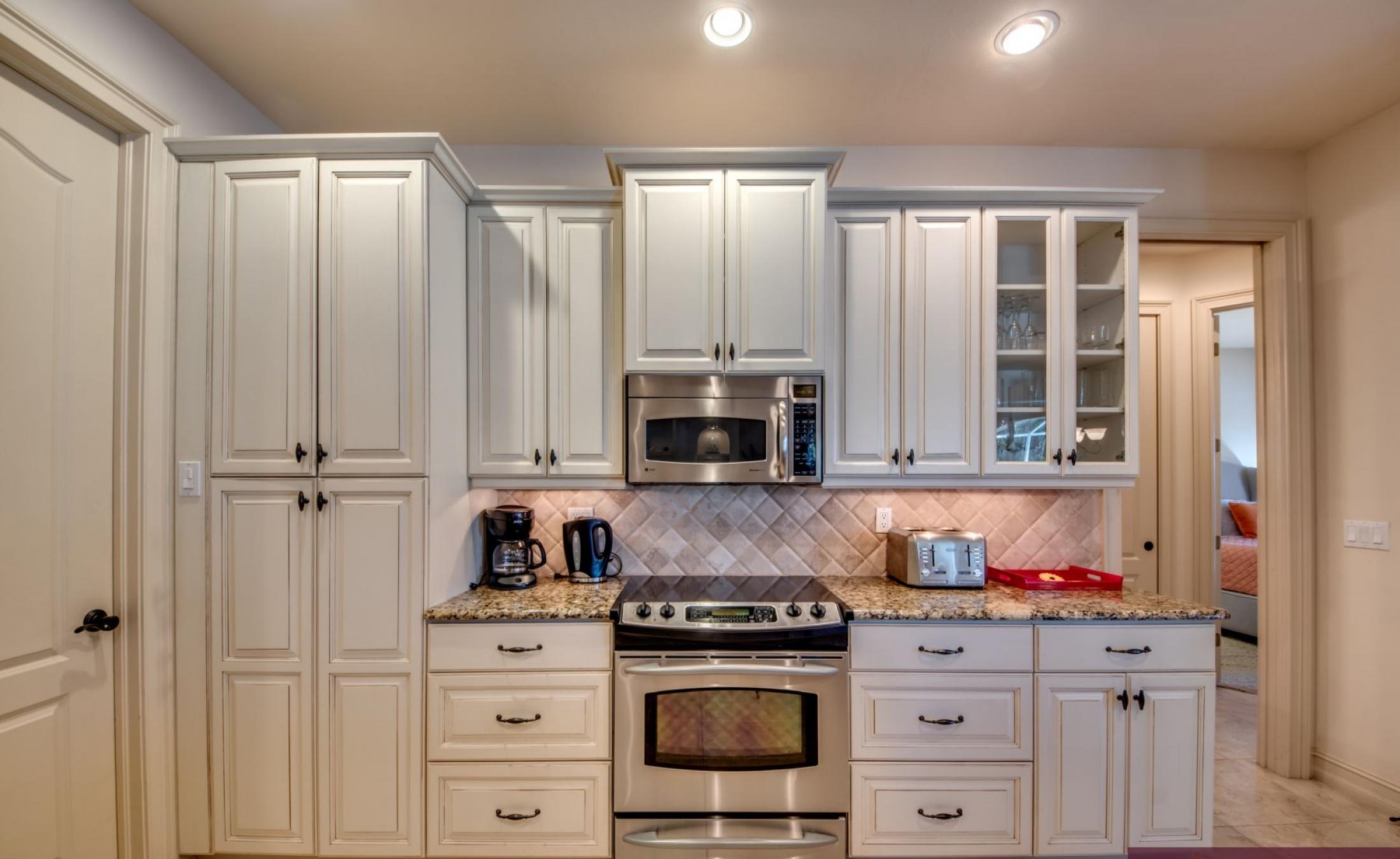 Moderne Villa am Kanal mit beheiztem Pool, Spa und privatem Bootsdock.