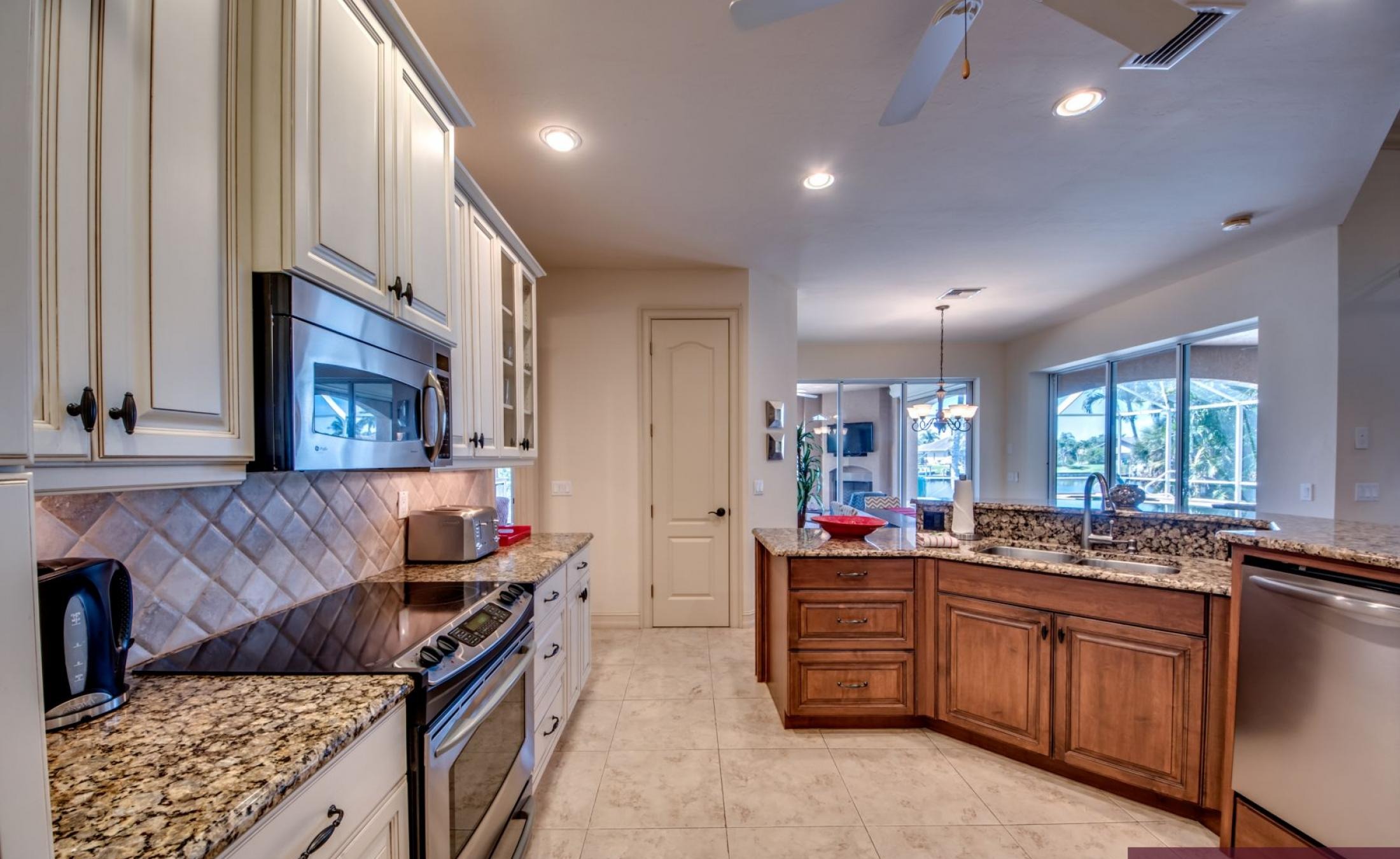 Moderne Villa am Kanal mit beheiztem Pool, Spa und privatem Bootsdock.