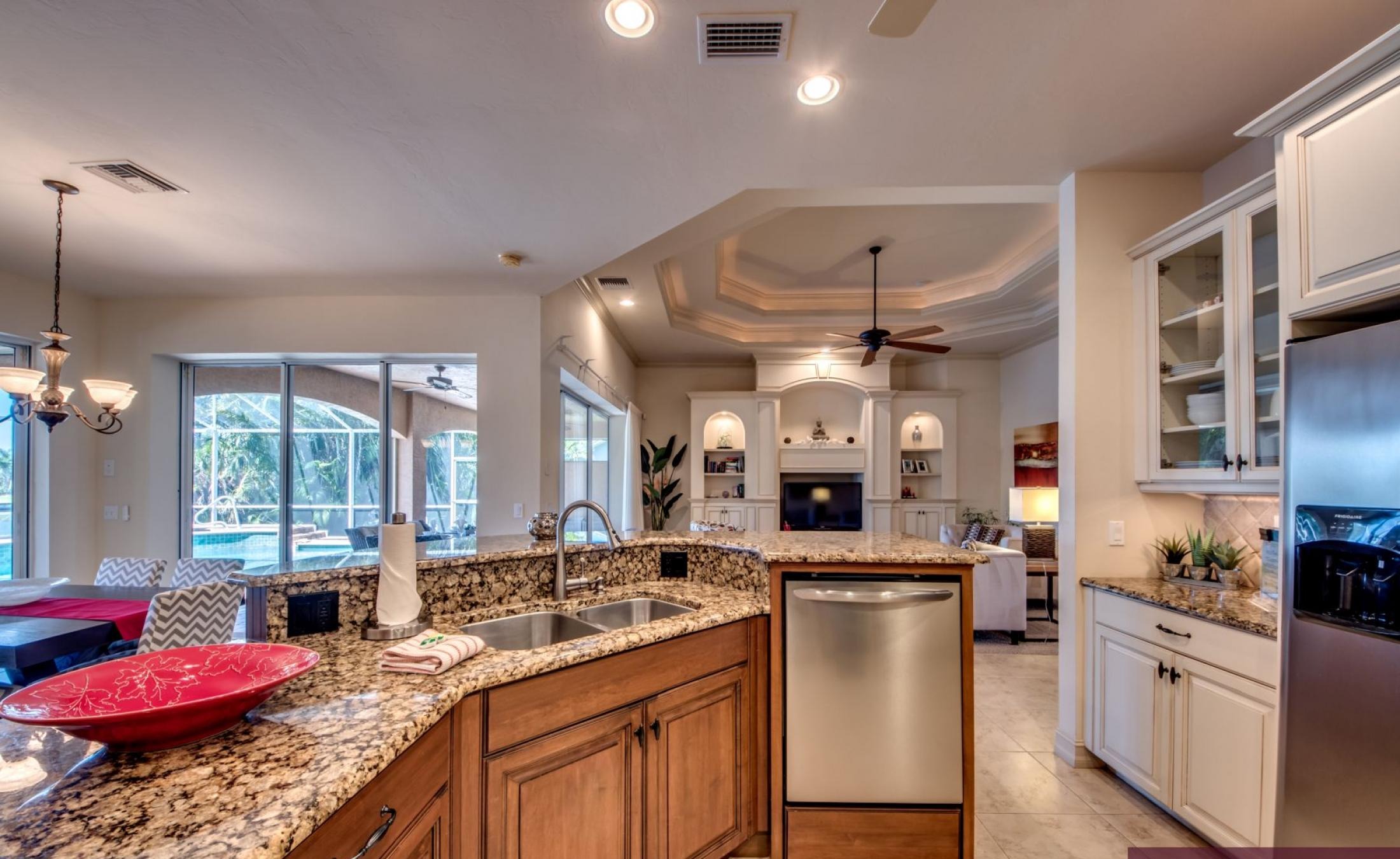 Moderne Villa am Kanal mit beheiztem Pool, Spa und privatem Bootsdock.