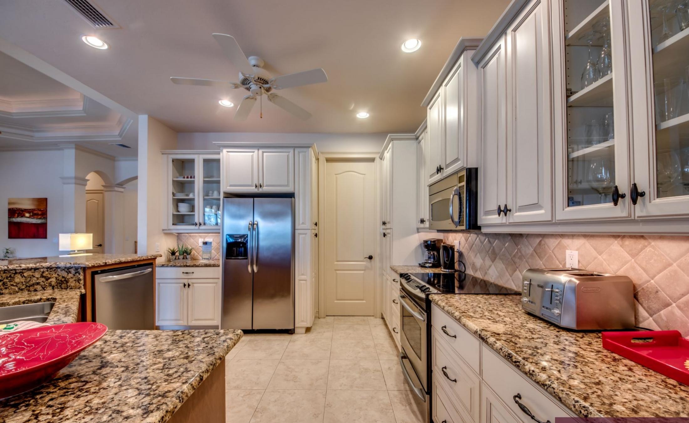 Moderne Villa am Kanal mit beheiztem Pool, Spa und privatem Dock.