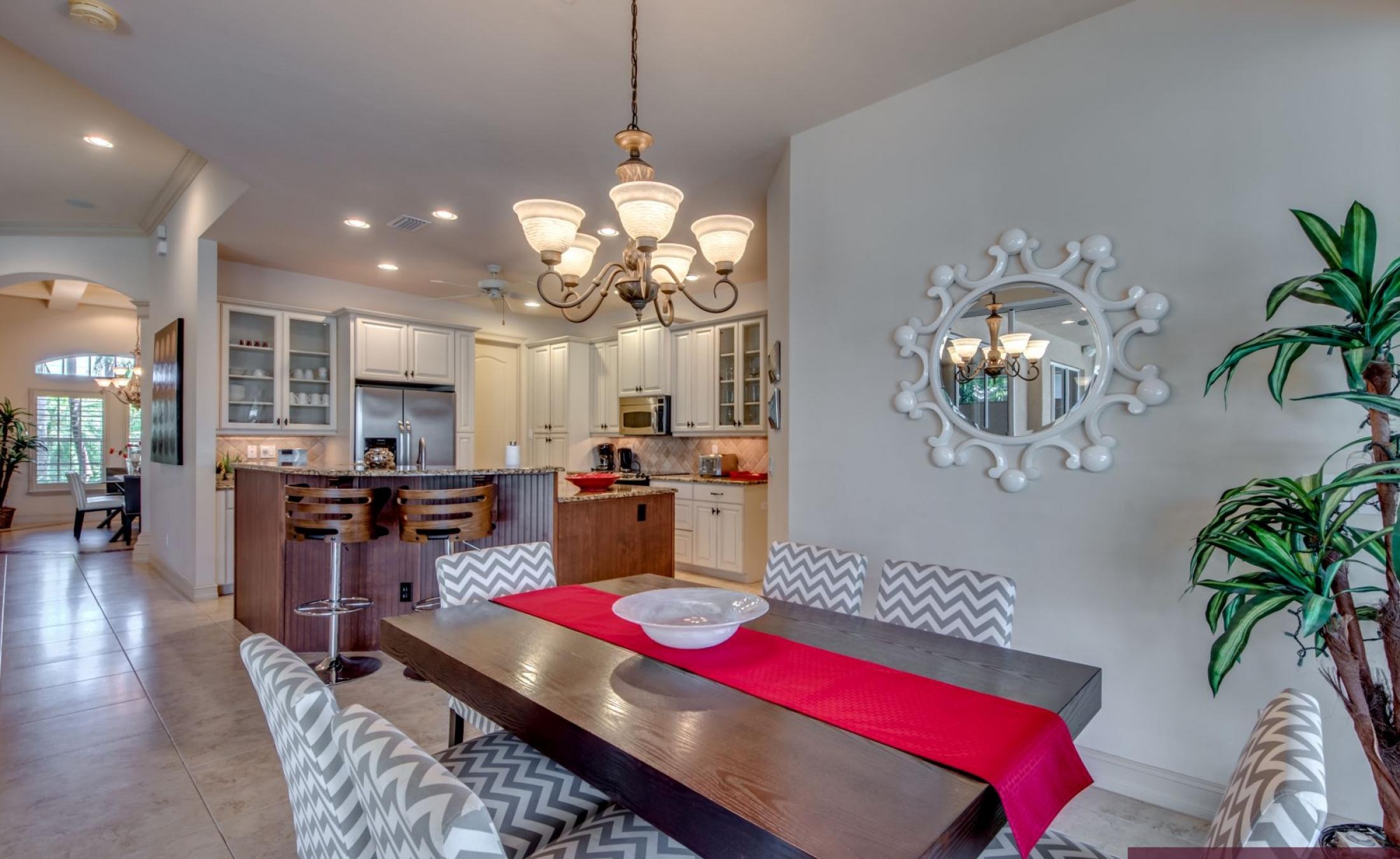 Moderne Villa am Kanal mit beheiztem Pool, Spa und privatem Bootsdock.