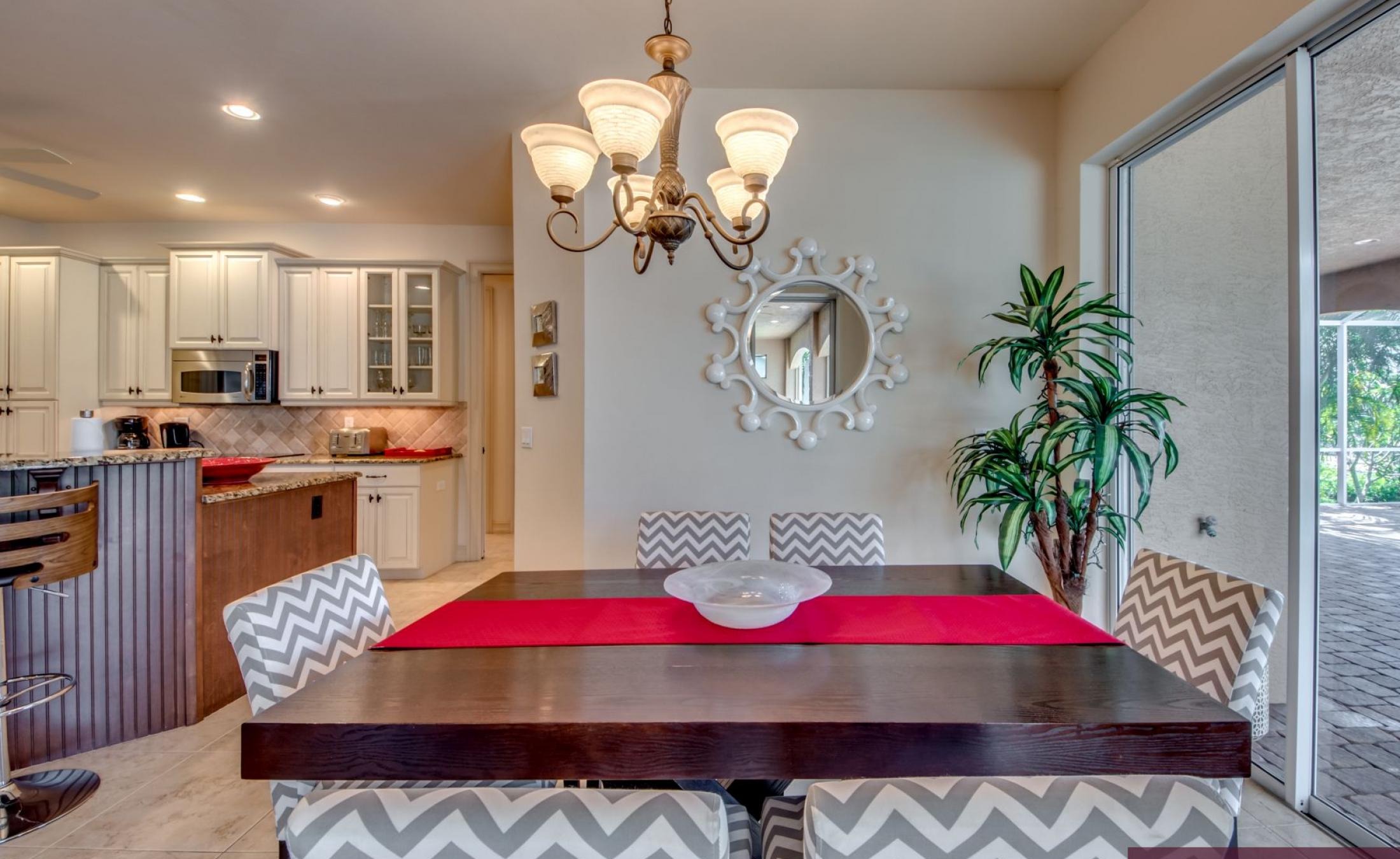 Moderne Villa am Kanal mit beheiztem Pool, Spa und privatem Bootsdock.