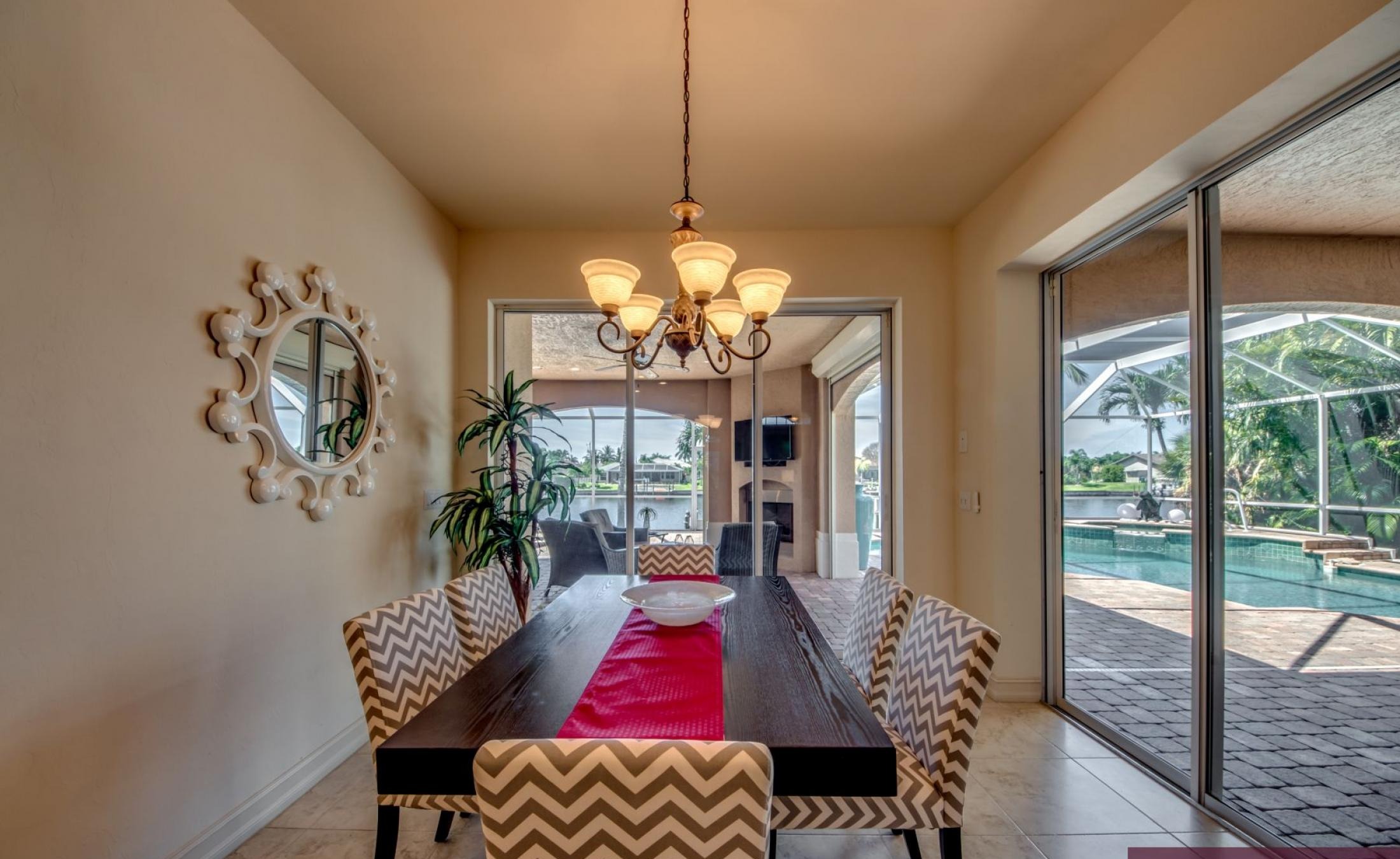 Moderne Villa am Kanal mit beheiztem Pool, Spa und eigenem Bootsdock.