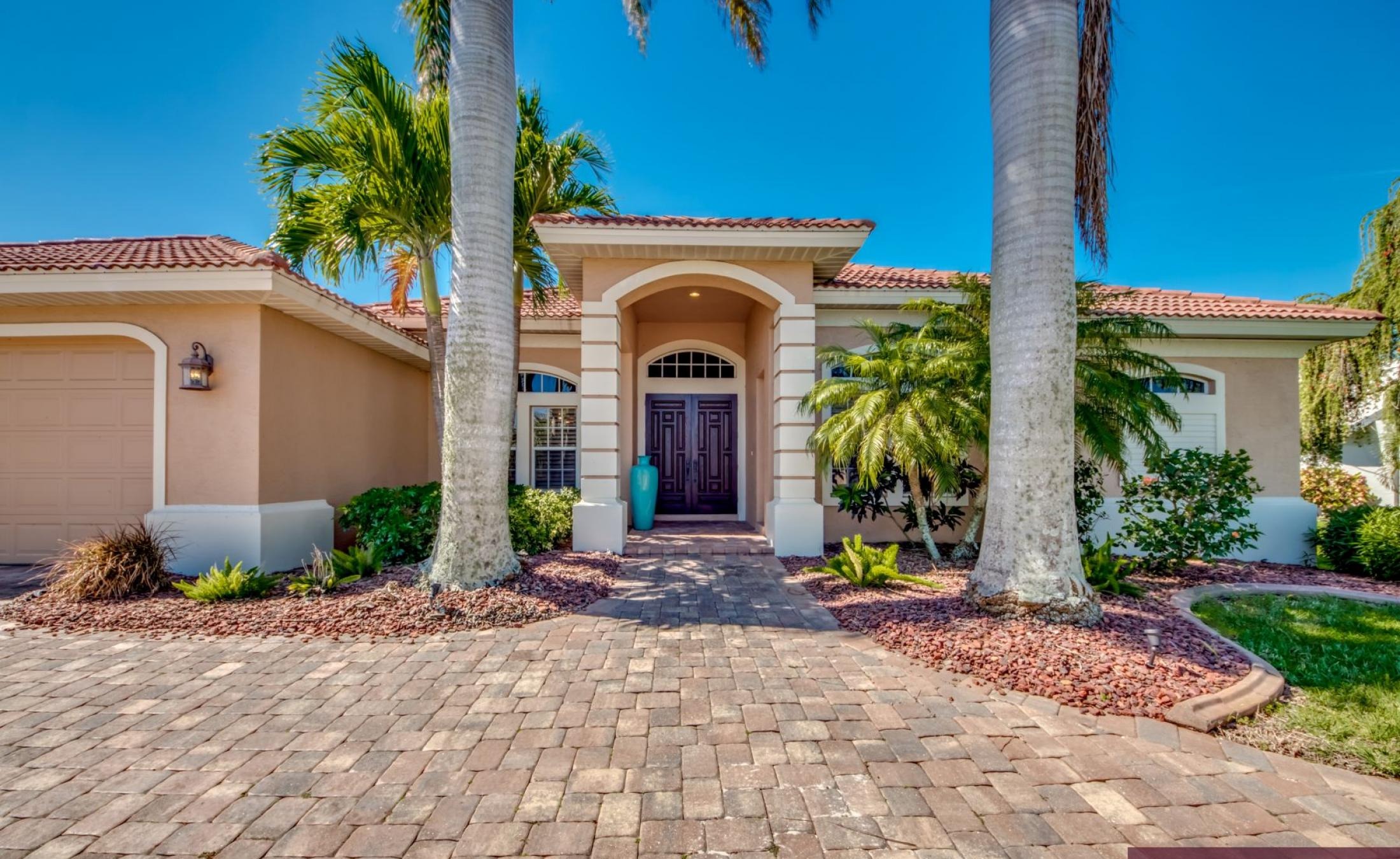 Moderne Villa am Kanal mit Südterrasse, beheiztem Pool und Spa sowie privatem Bootsdock.