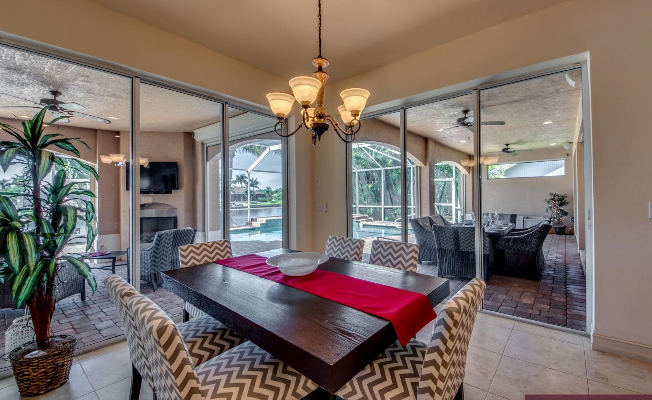 Sonnige Poolterrasse mit beheiztem Pool und Spa am Kanal, mit privatem Bootsdock.