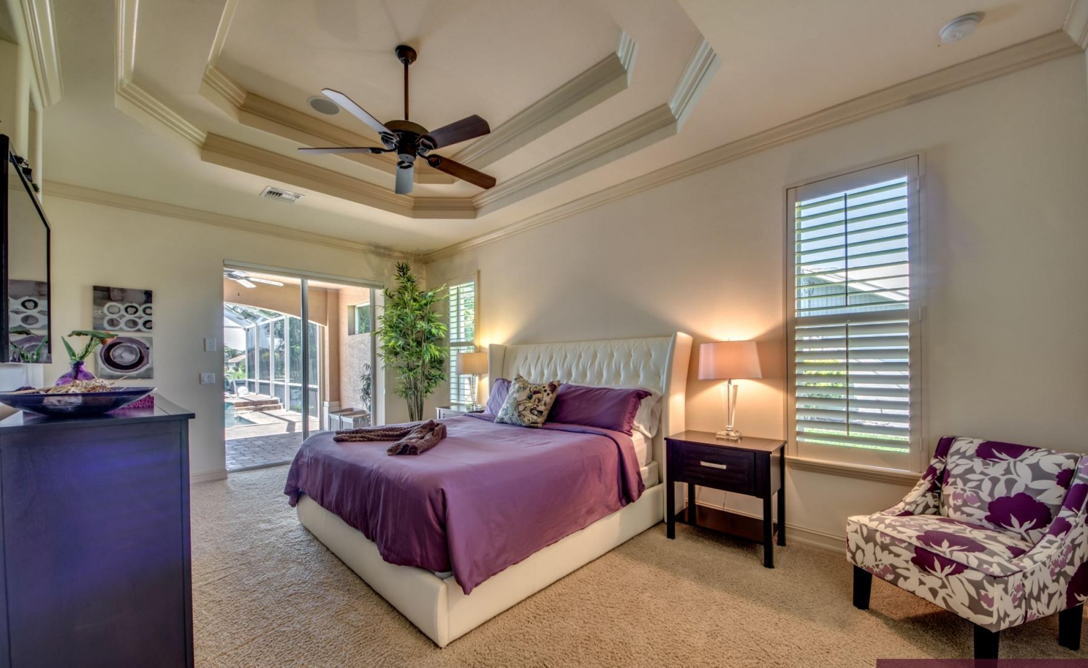 Moderne Villa am Kanal mit beheiztem Pool, Spa und privatem Bootsdock.