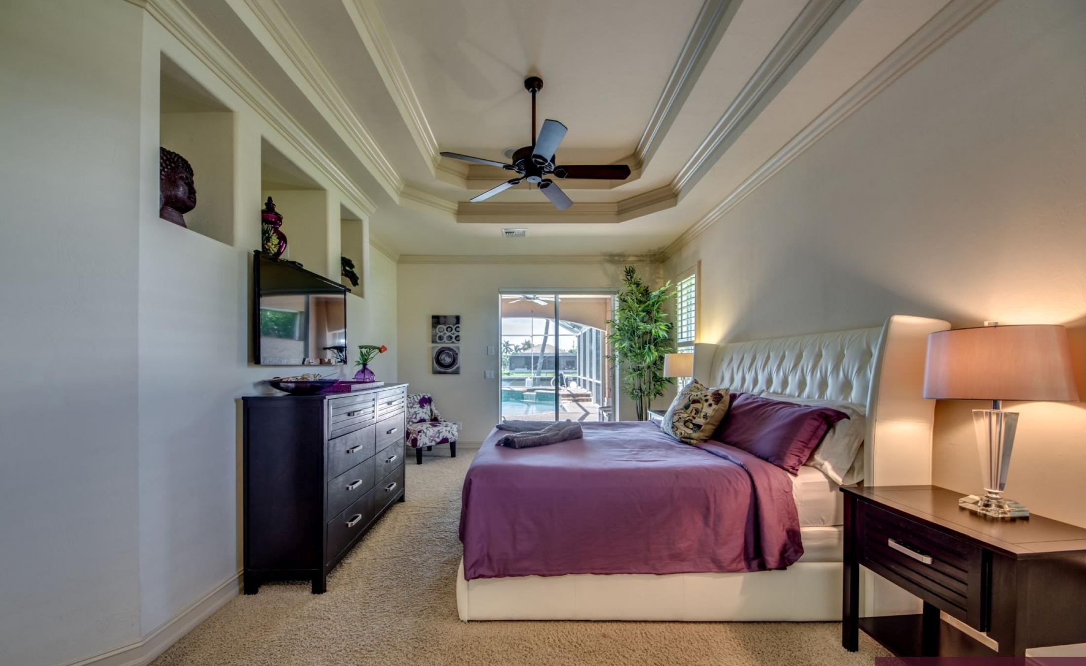 Moderne Villa am Kanal mit beheiztem Pool, Spa und privatem Bootsdock.