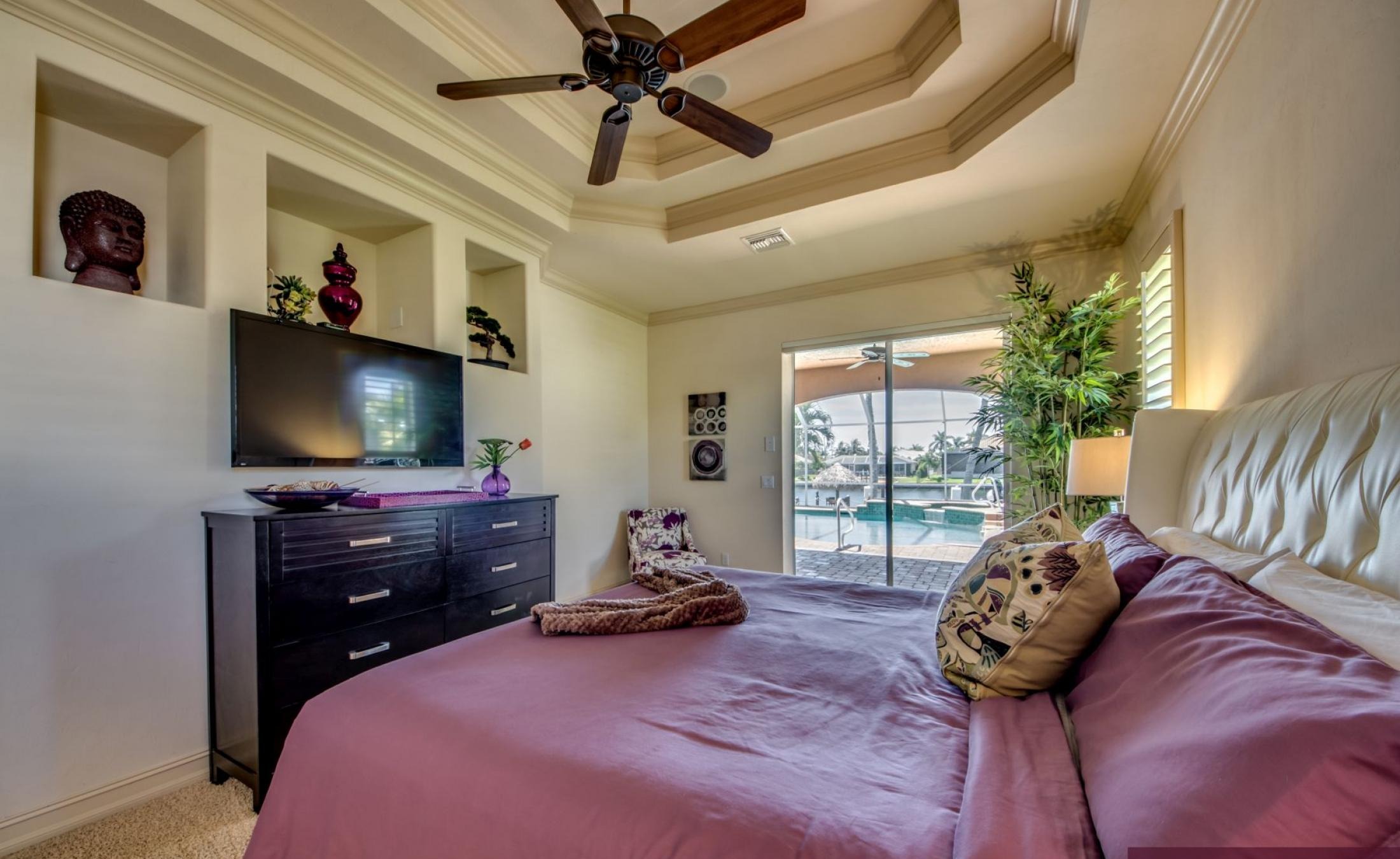 Moderne Villa am Kanal mit beheiztem Pool, Spa und privatem Bootsdock.