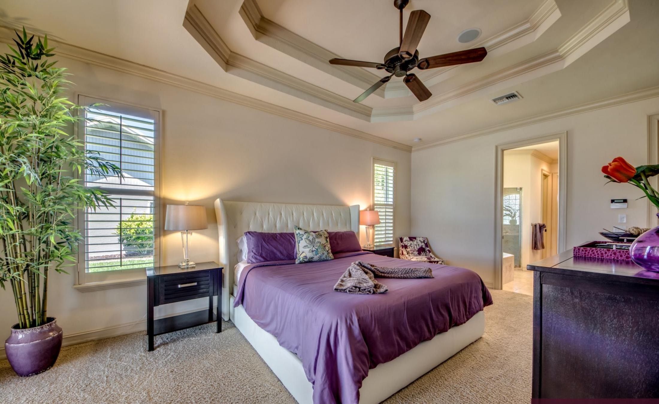 Außenbereich mit beheiztem Pool und Spa am Kanal mit Bootsdock.