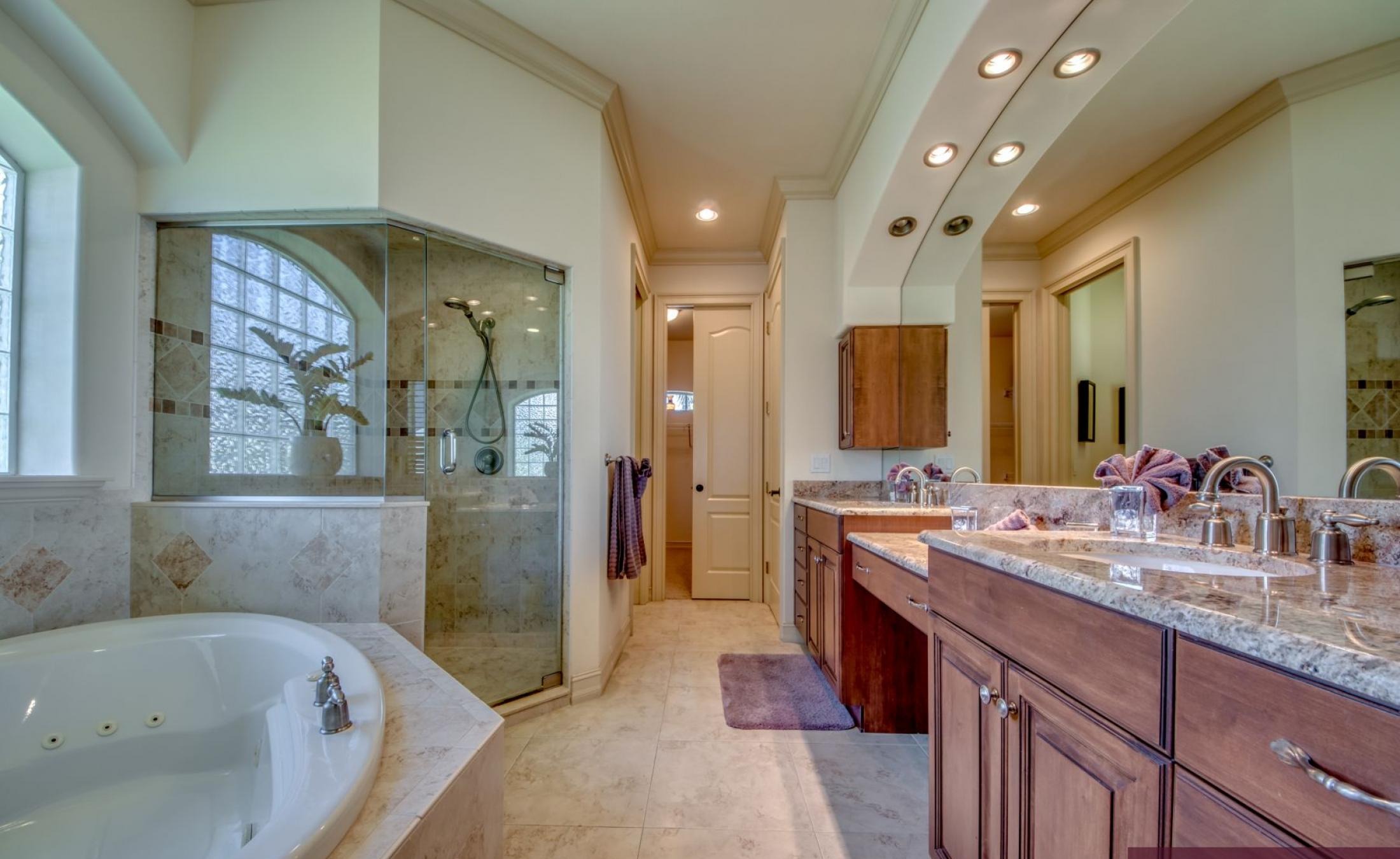 Moderne Villa am Kanal mit beheiztem Pool, Spa und privatem Bootsdock.