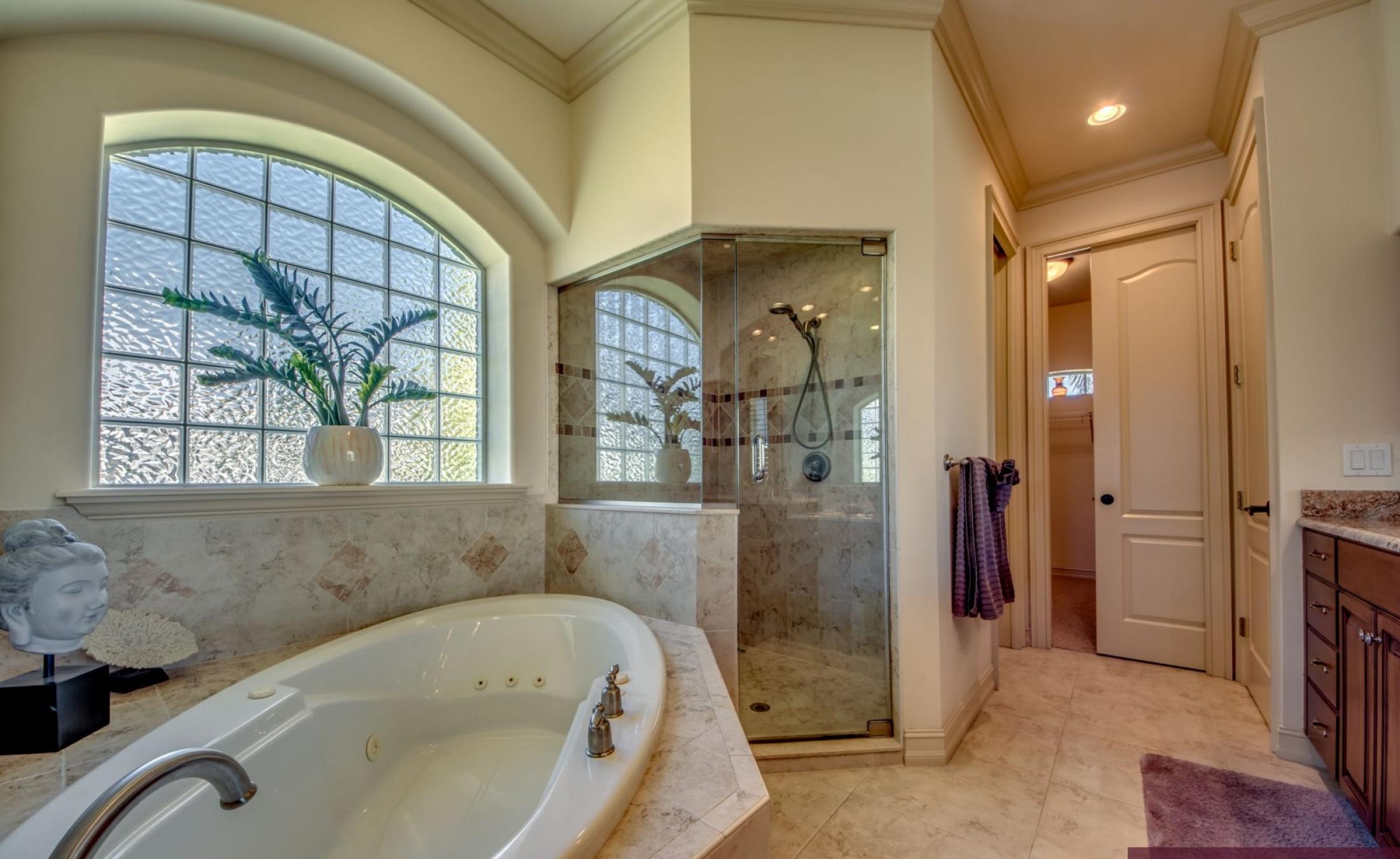 Moderne Villa in Südlage mit beheiztem Pool und Spa am Kanal mit privatem Dock.