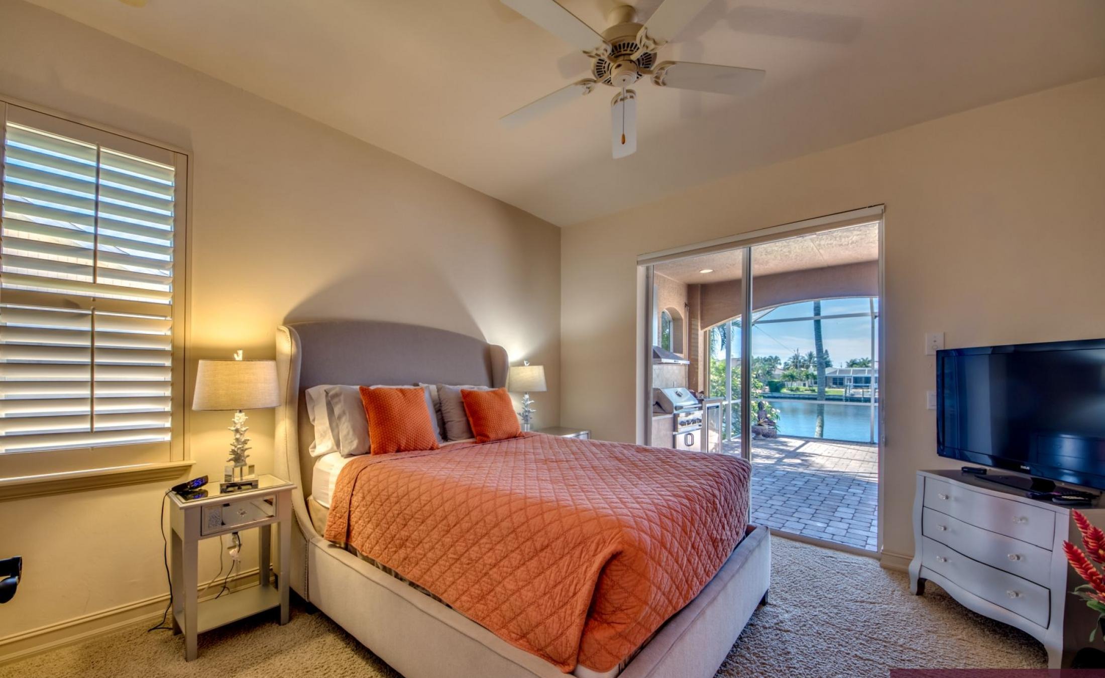 Moderne Villa am Kanal mit beheiztem Pool, Spa und privatem Bootsdock.