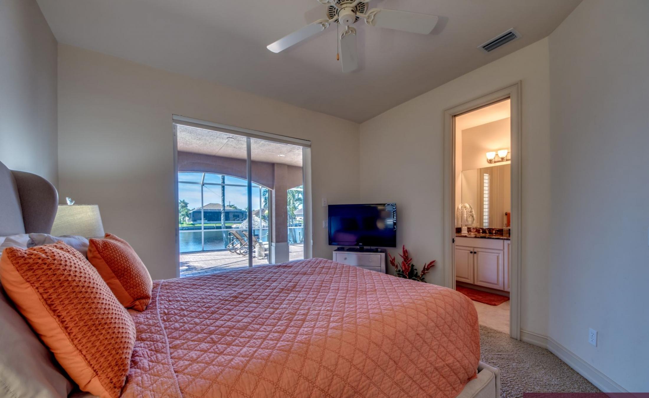 Moderne Villa am Kanal mit beheiztem Pool, Spa und privatem Bootsdock.