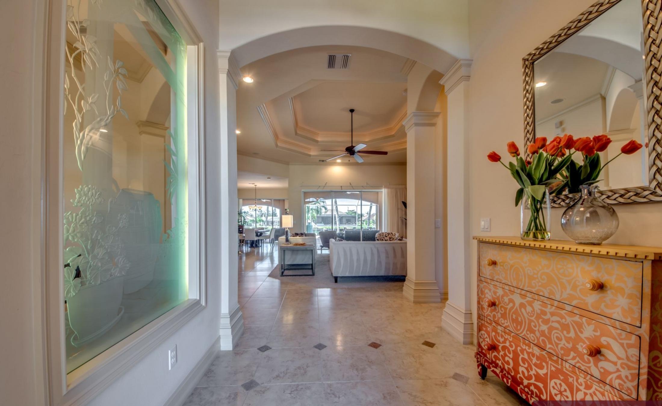 Moderne Villa am Kanal mit beheiztem Pool, Spa und privatem Bootsdock.