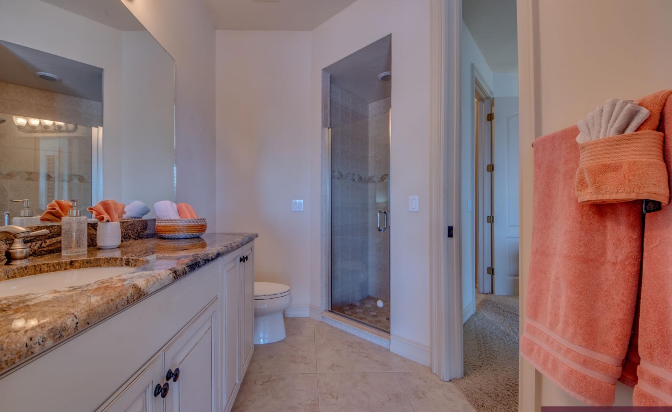 Moderne Villa am Kanal mit beheiztem Pool, Spa und privatem Bootsdock.