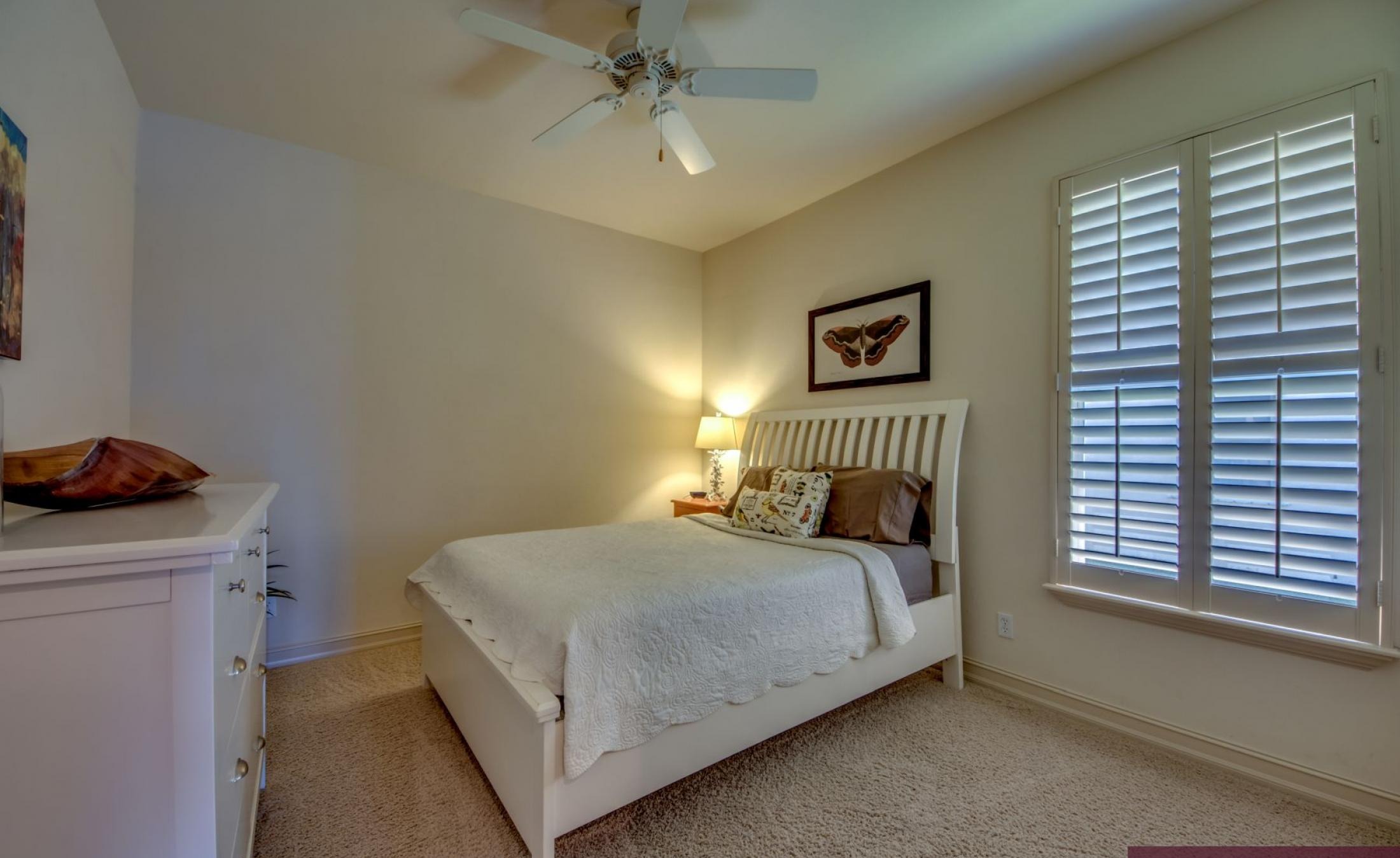 Sonnenterrasse mit beheiztem Pool und Spa am Kanal, mit privatem Bootsdock.