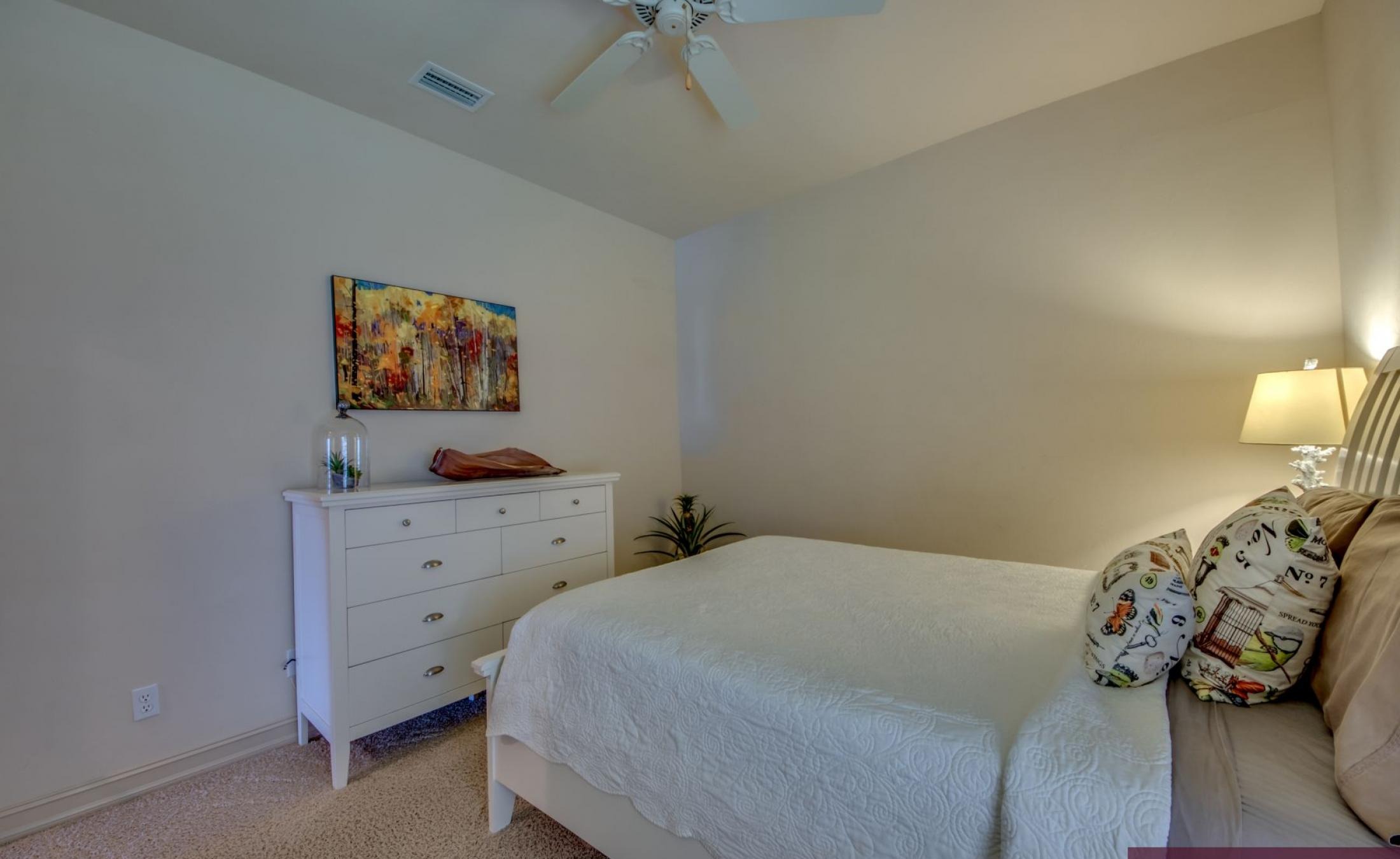 Moderne Villa am Kanal mit beheiztem Pool, Spa und privatem Bootsdock.