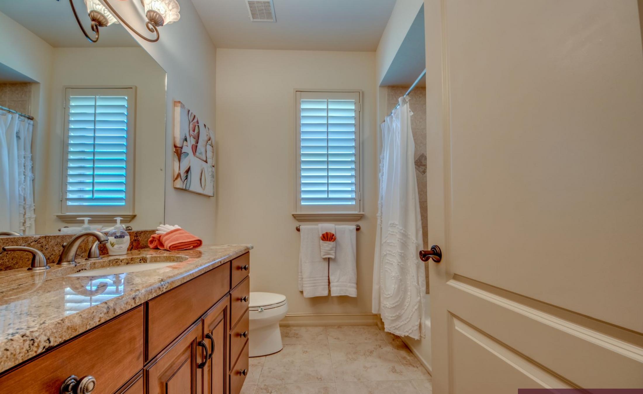 Moderne Villa am Kanal mit beheiztem Pool, Spa und privatem Bootsdock.