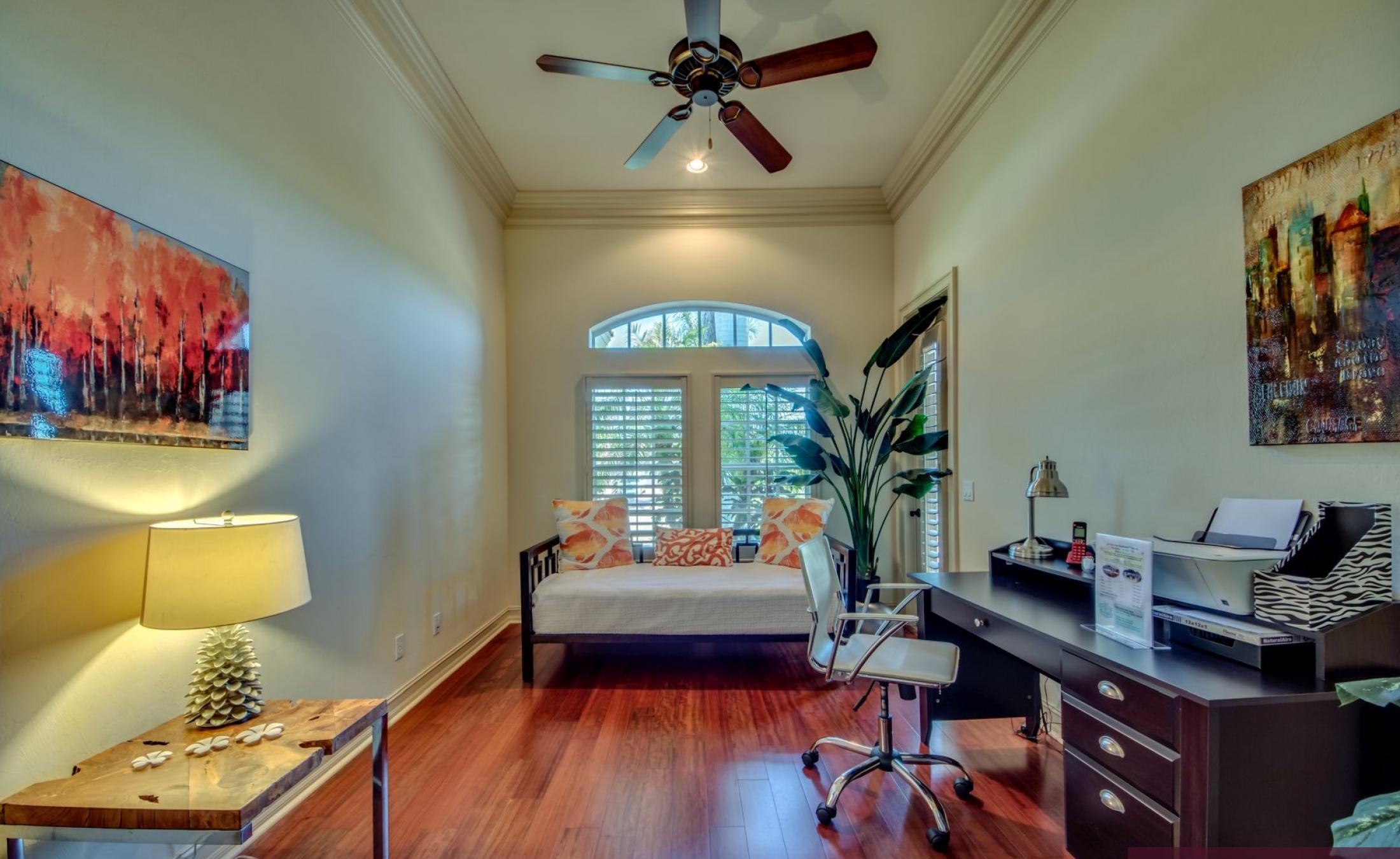 Moderne Villa am Kanal mit beheiztem Pool, Spa und privatem Bootsdock.