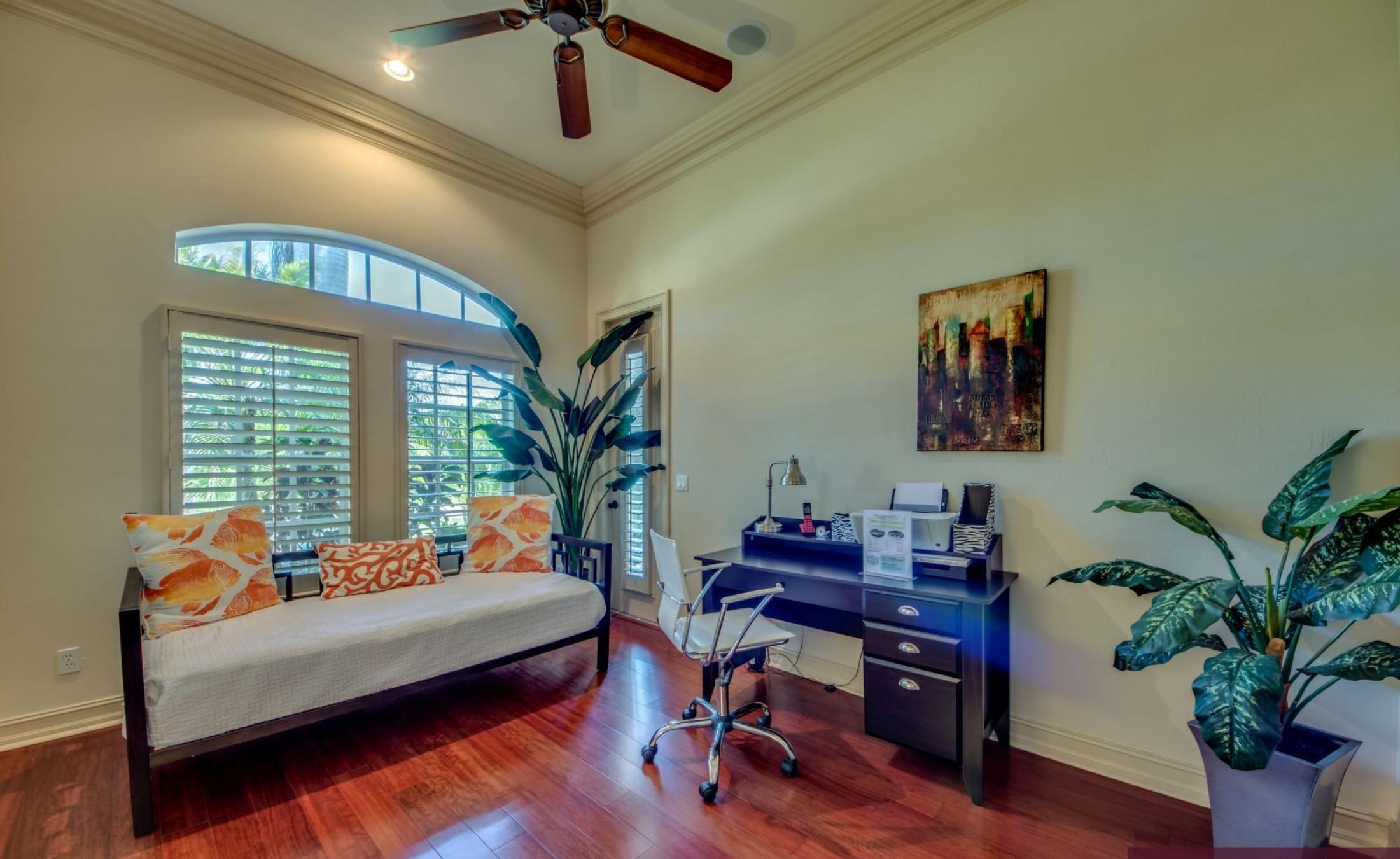 Moderne Villa am Kanal mit beheiztem Pool, Spa und privatem Bootsdock.