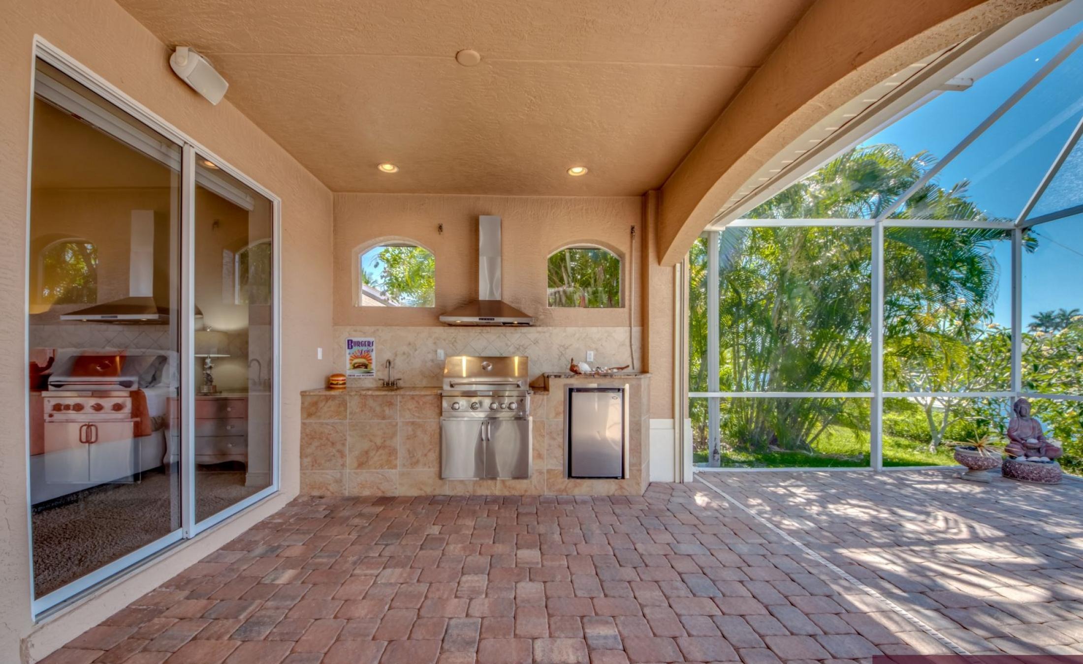 Moderne Villa am Kanal mit beheiztem Pool, Spa und Bootsdock.