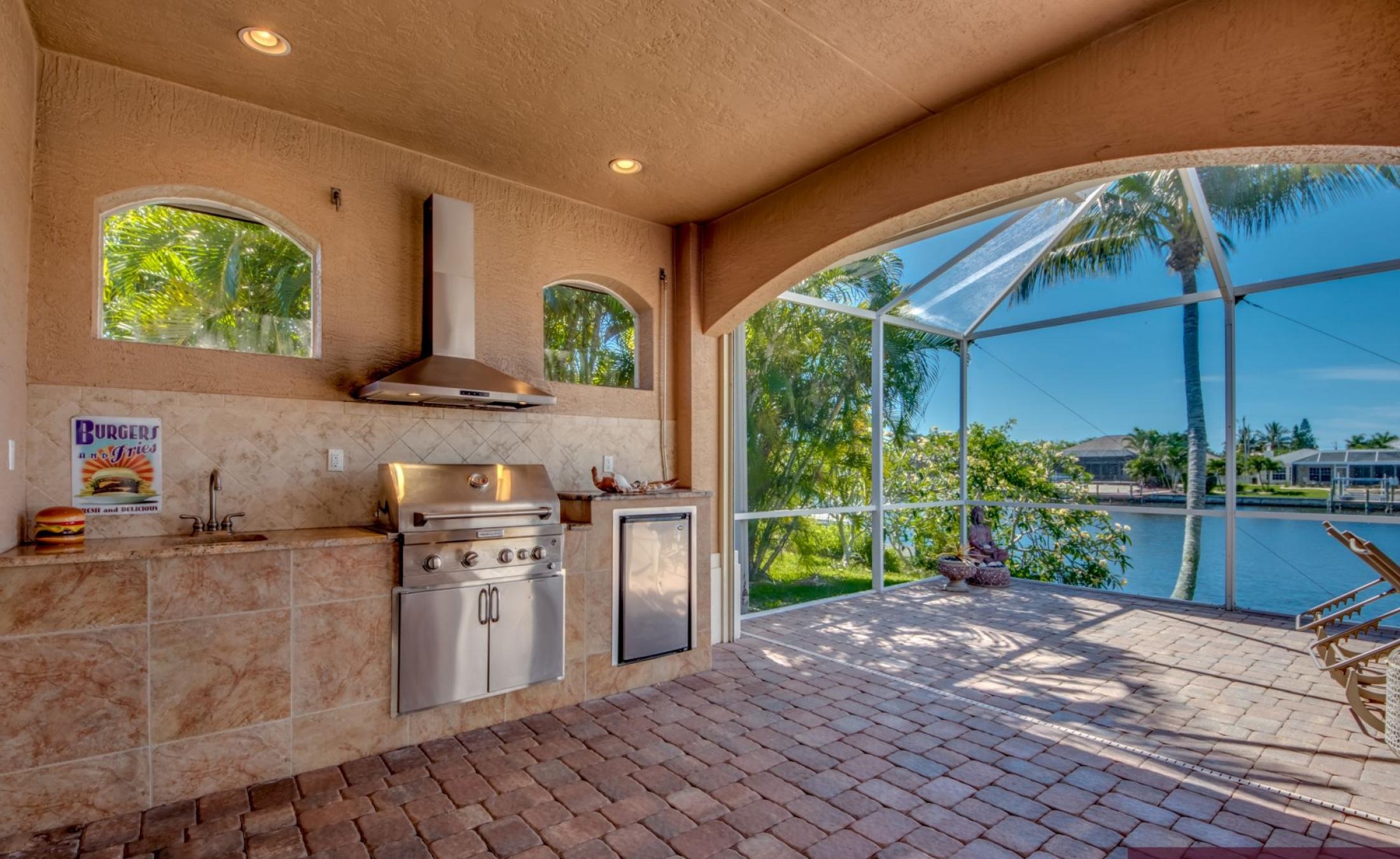 Terrasse mit beheiztem Pool und Spa am Kanal, mit Dock.