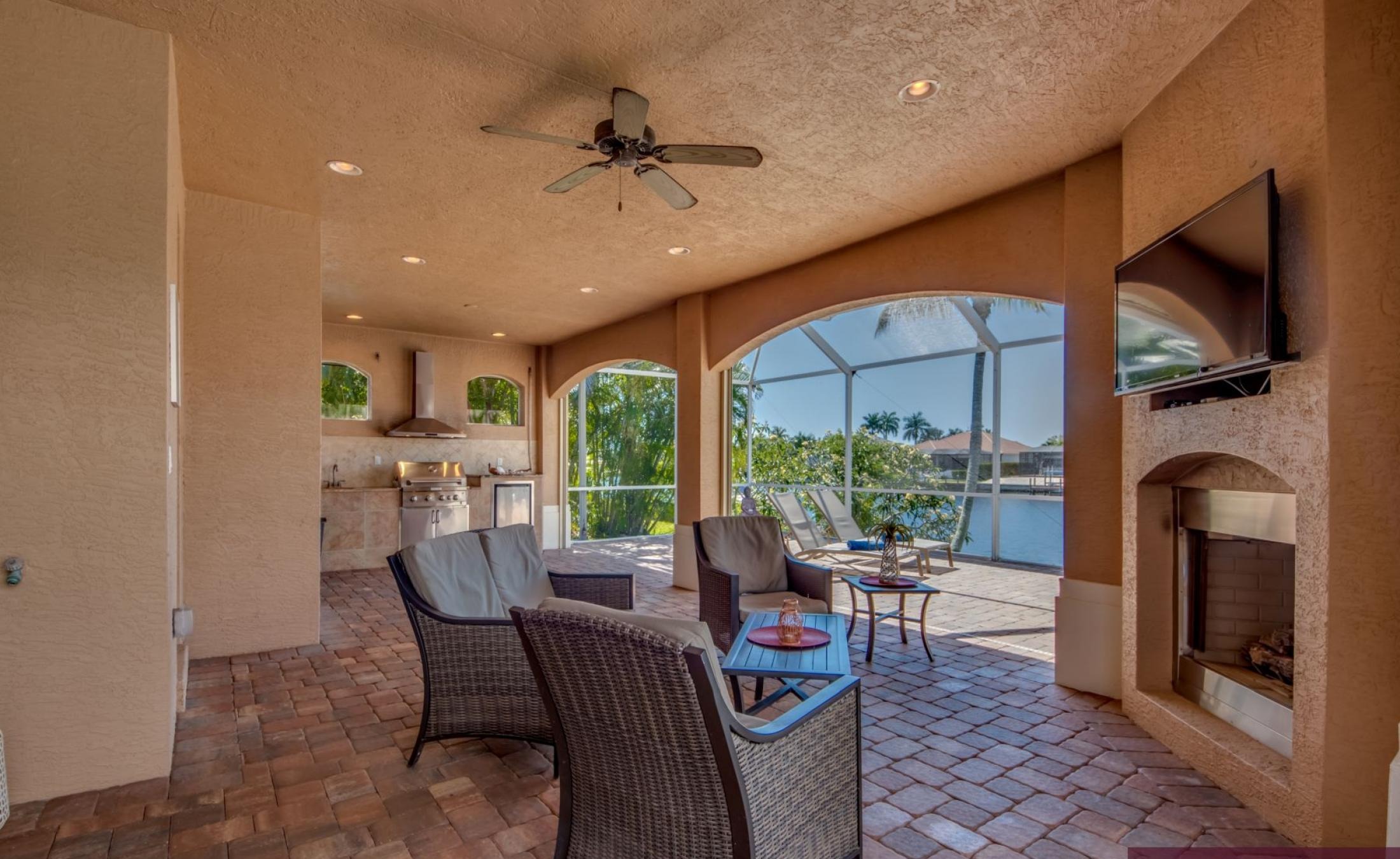 Sonnenterrasse mit beheiztem Pool und Spa am Kanal, mit privatem Bootsdock.