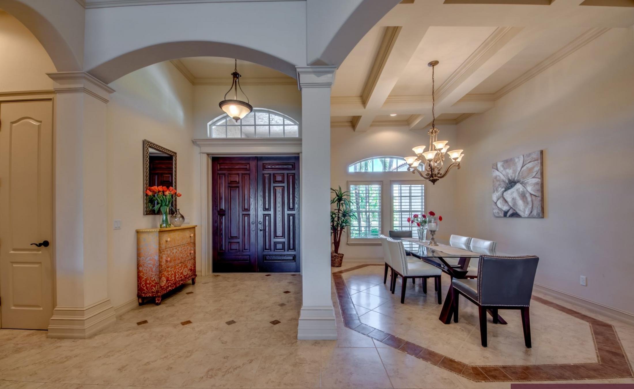 Moderne Villa am Kanal mit beheiztem Pool, Spa und privatem Bootsdock.