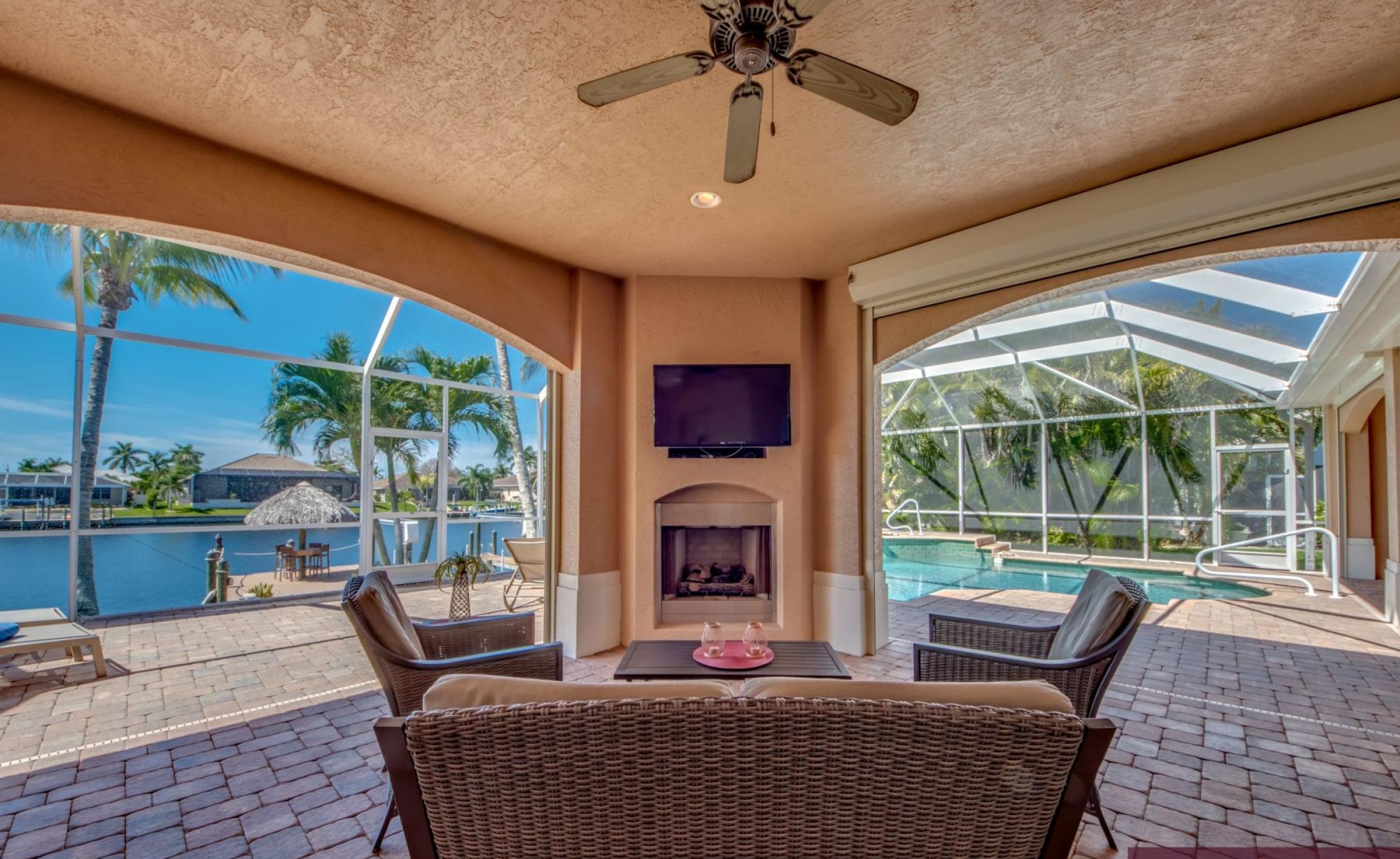 Moderne Villa am Kanal mit beheiztem Pool, Spa und privatem Bootsdock.