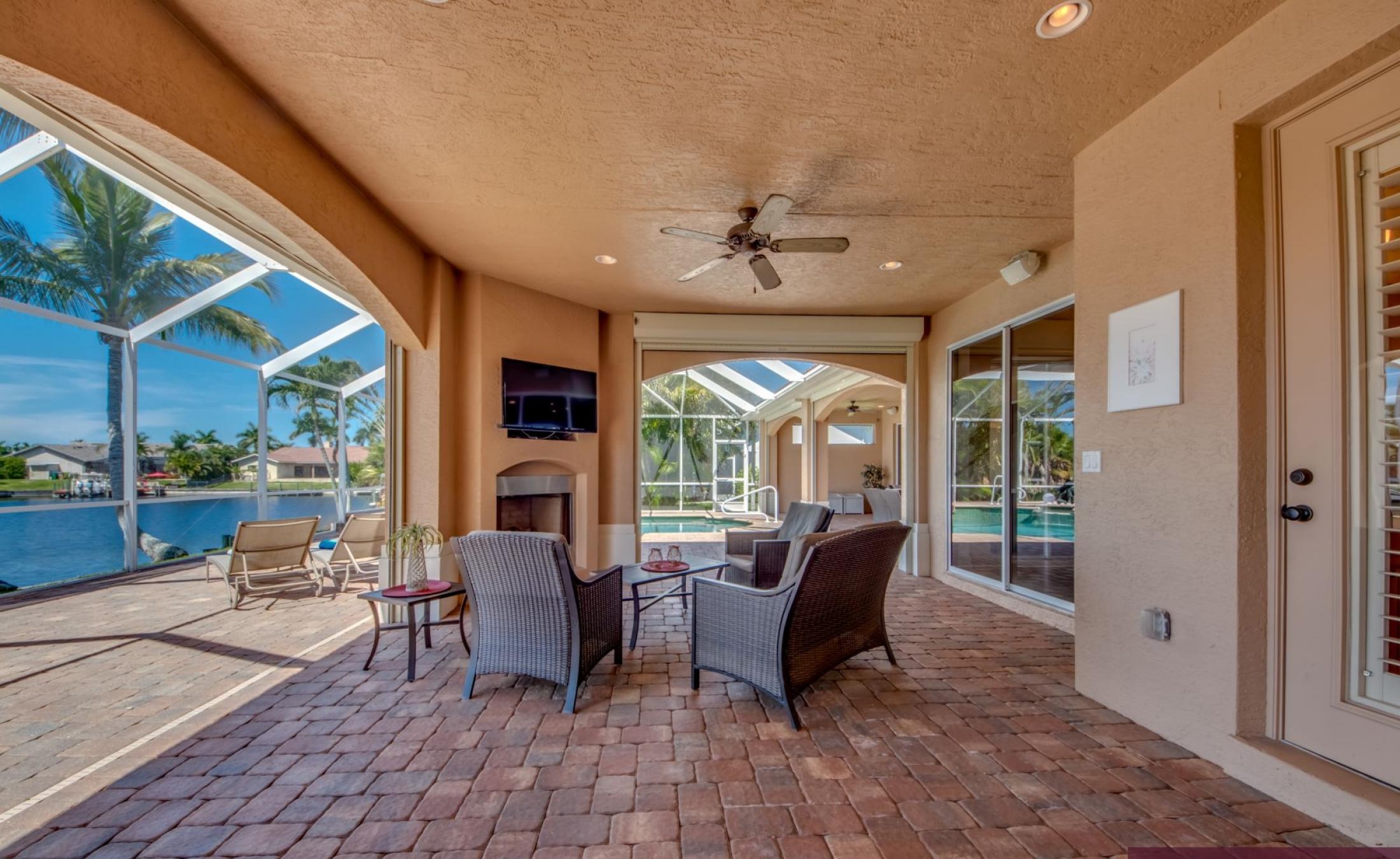 Moderne Villa am Kanal mit beheiztem Pool, Spa und privatem Bootsdock.