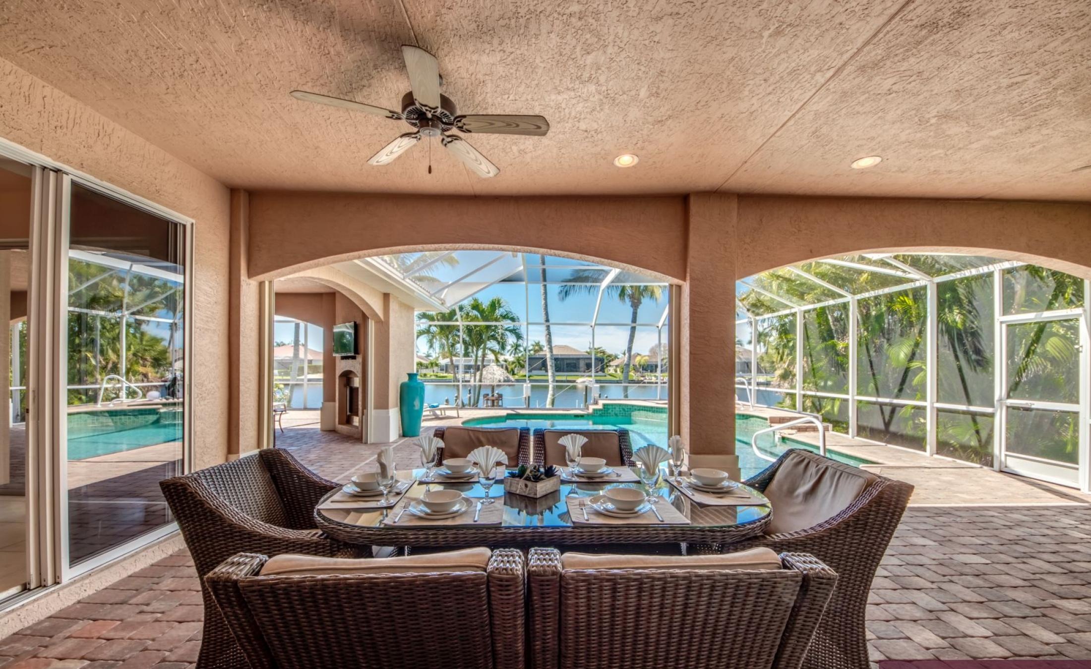 Terrasse am Kanal mit beheiztem Pool, Spa und privatem Bootsdock.