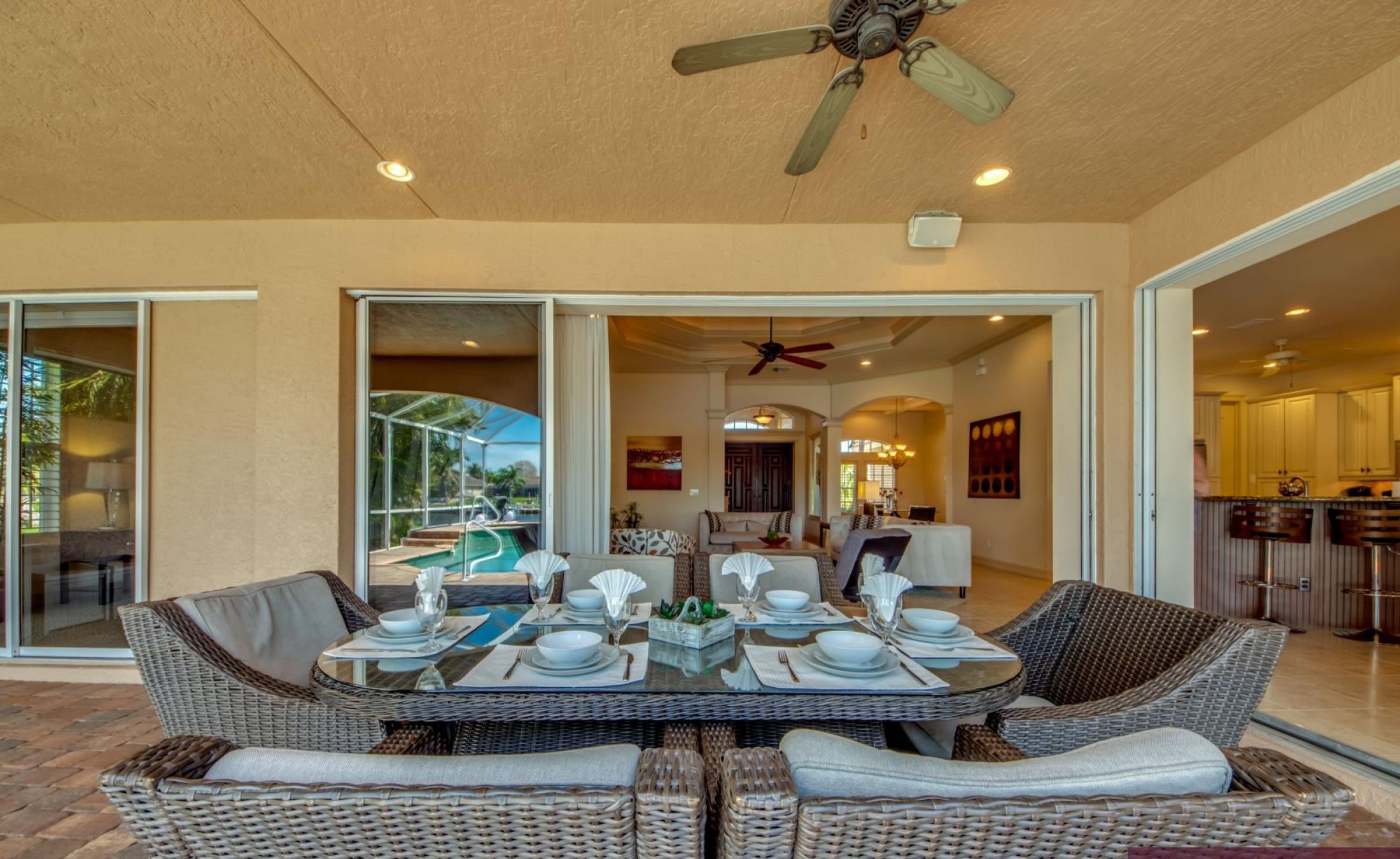 Moderne Villa am Kanal mit beheiztem Pool, Spa und privatem Bootsdock.