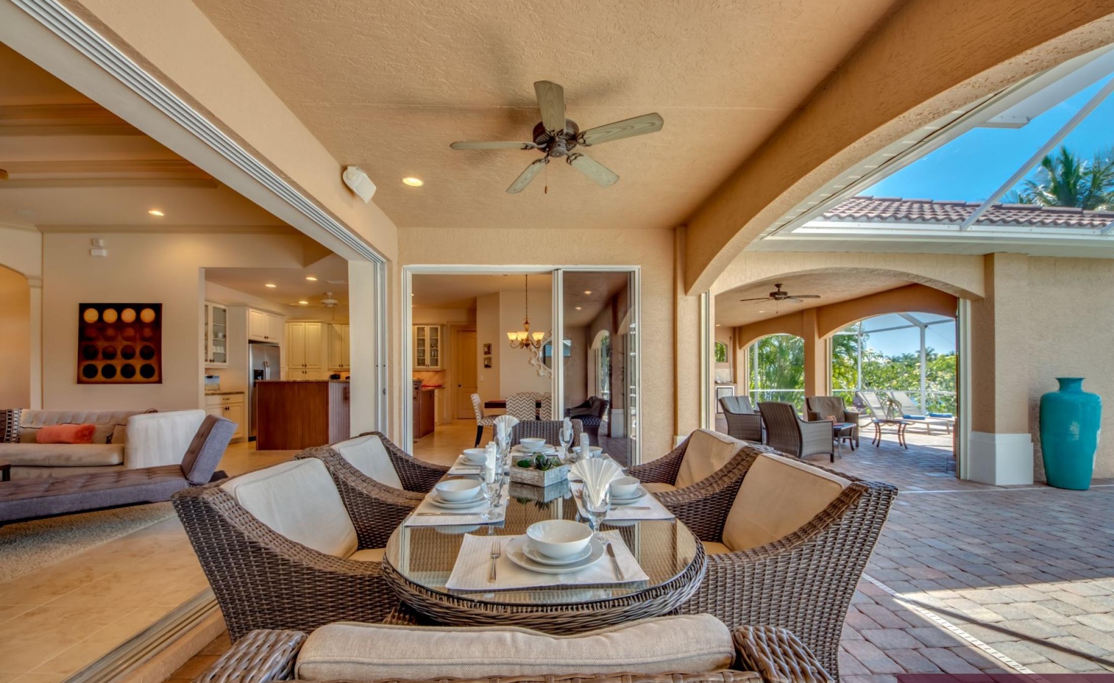 Moderne Villa am Kanal mit beheiztem Pool, Spa und privatem Bootsdock.