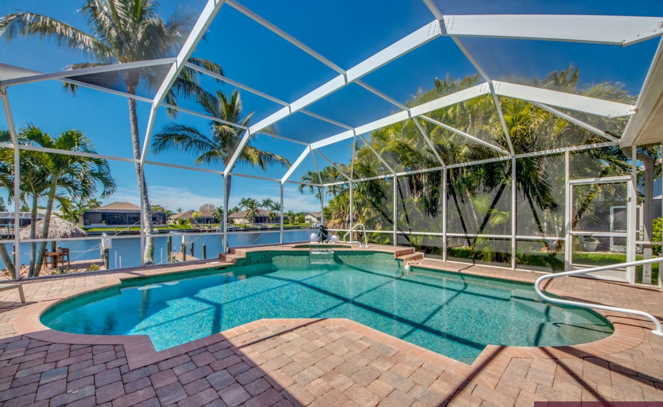 Beheizter Pool mit Spa und Sonnenterrasse am Kanal mit privatem Bootsdock.