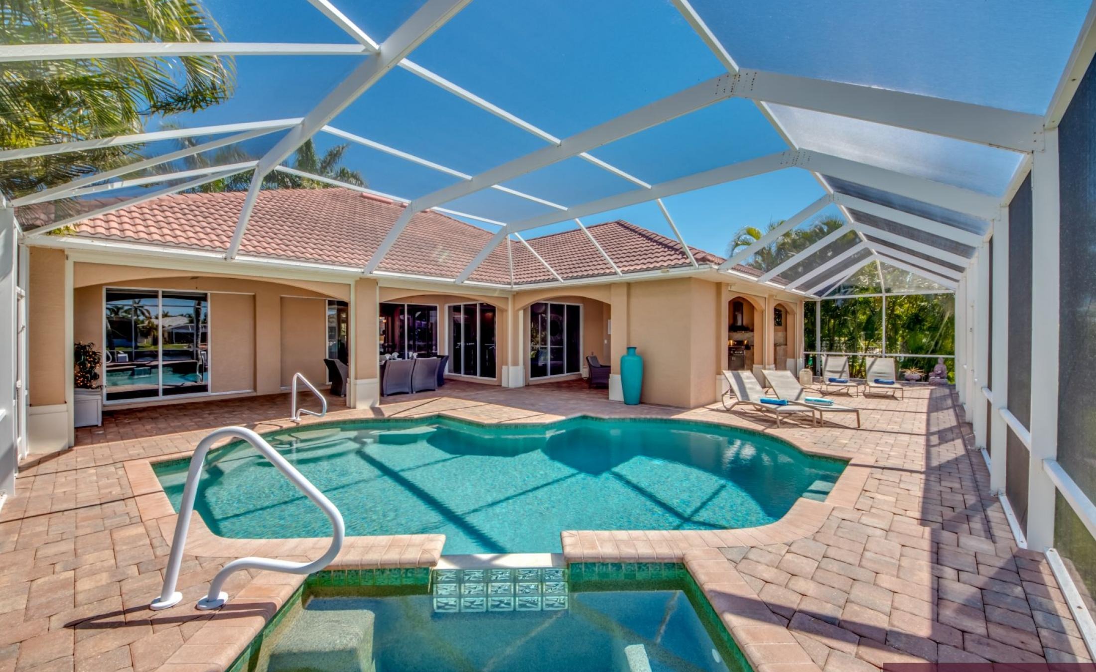 Moderne Villa am Kanal mit beheiztem Pool, Spa und privatem Bootsdock.