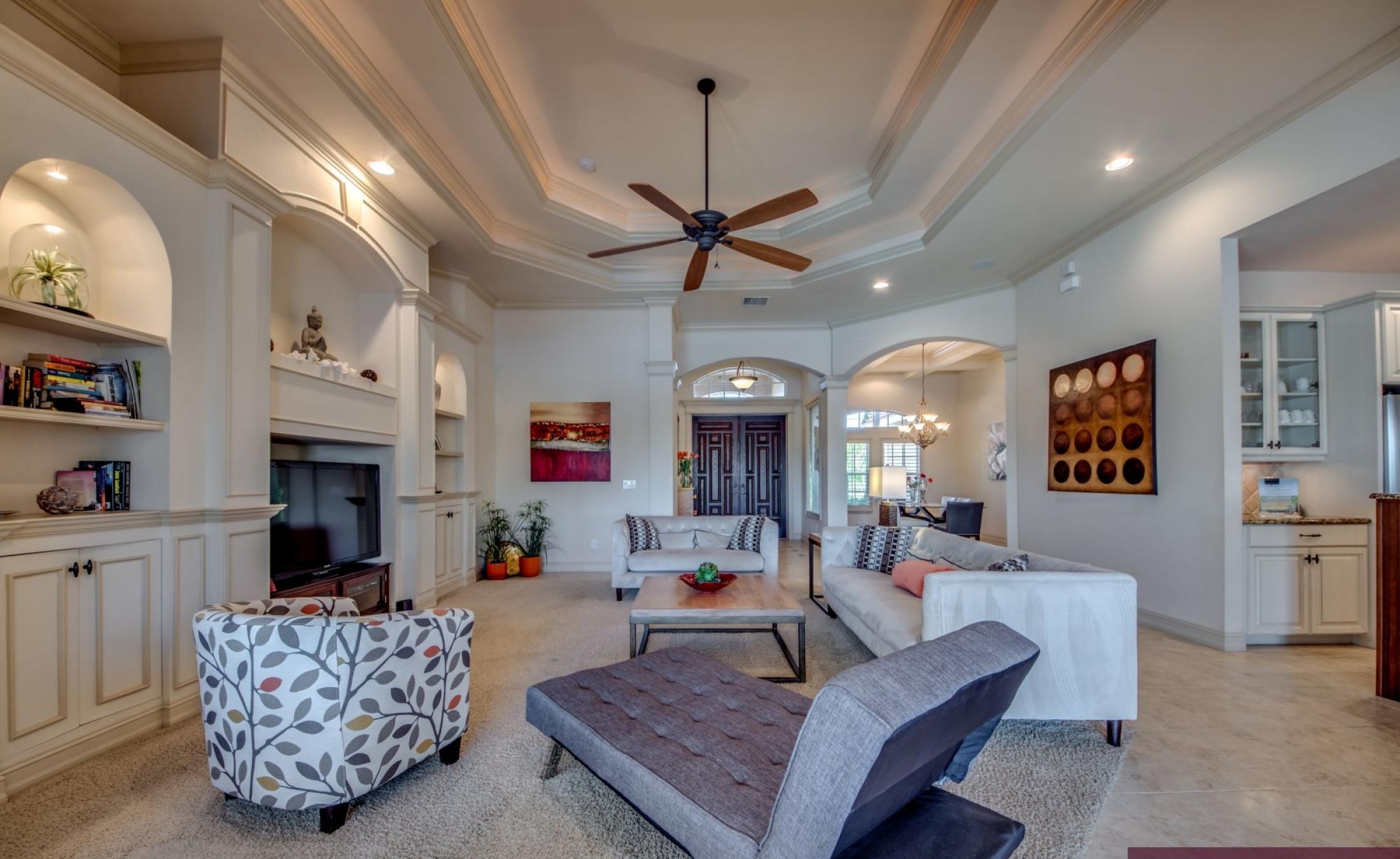 Moderne Villa am Kanal mit beheiztem Pool, Spa und privatem Bootsdock.