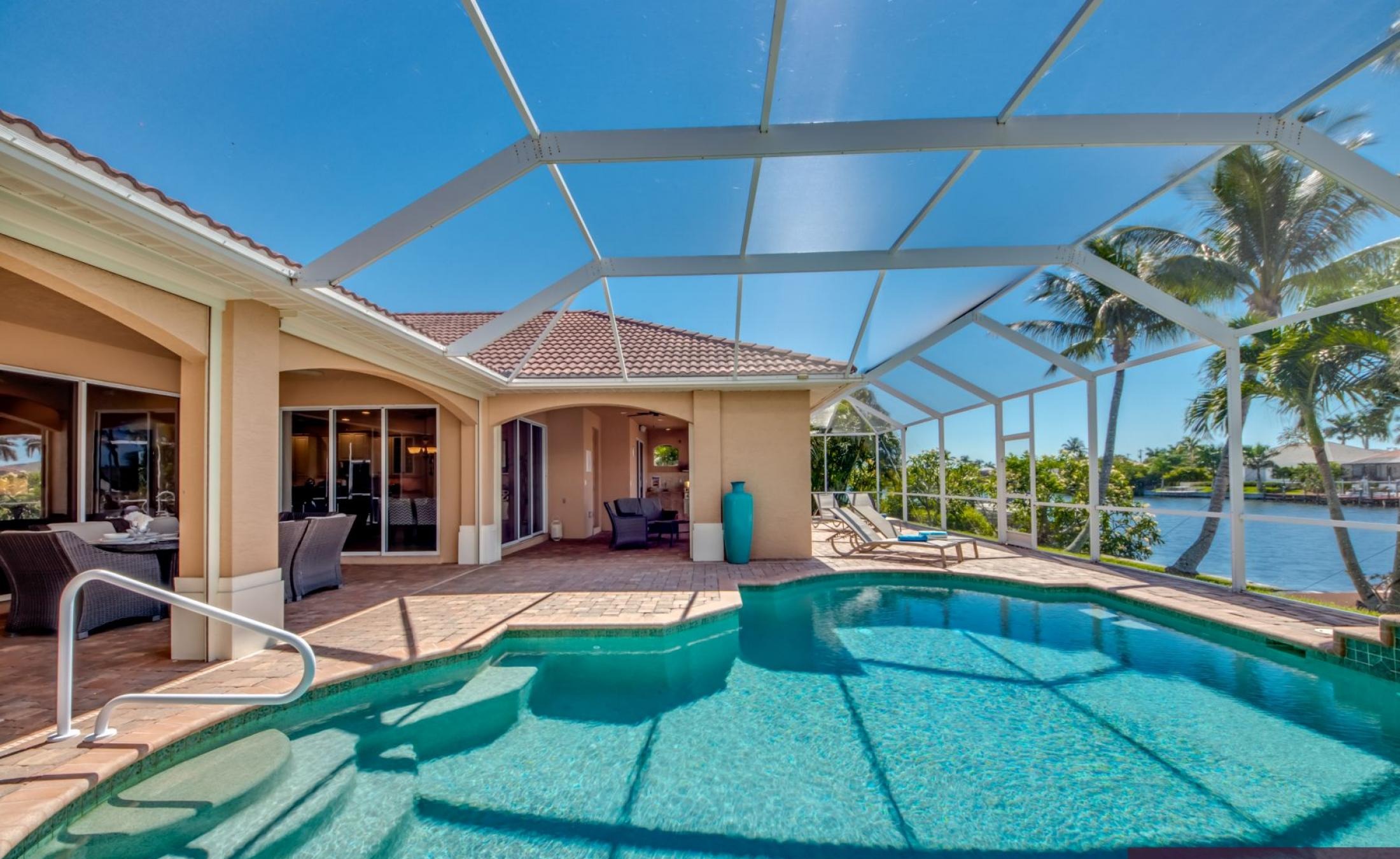 Moderne Villa am Kanal mit beheiztem Pool, Spa und privatem Bootsdock.