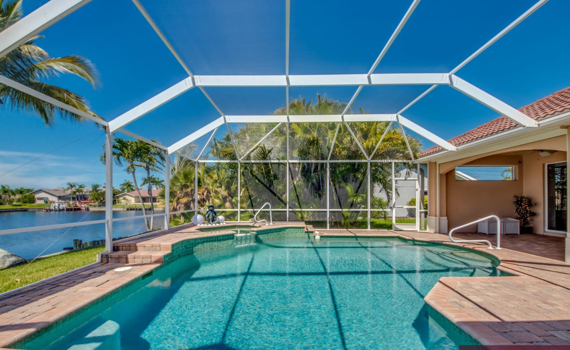 Moderne Villa am Kanal mit beheiztem Pool, Spa und privatem Bootsdock.